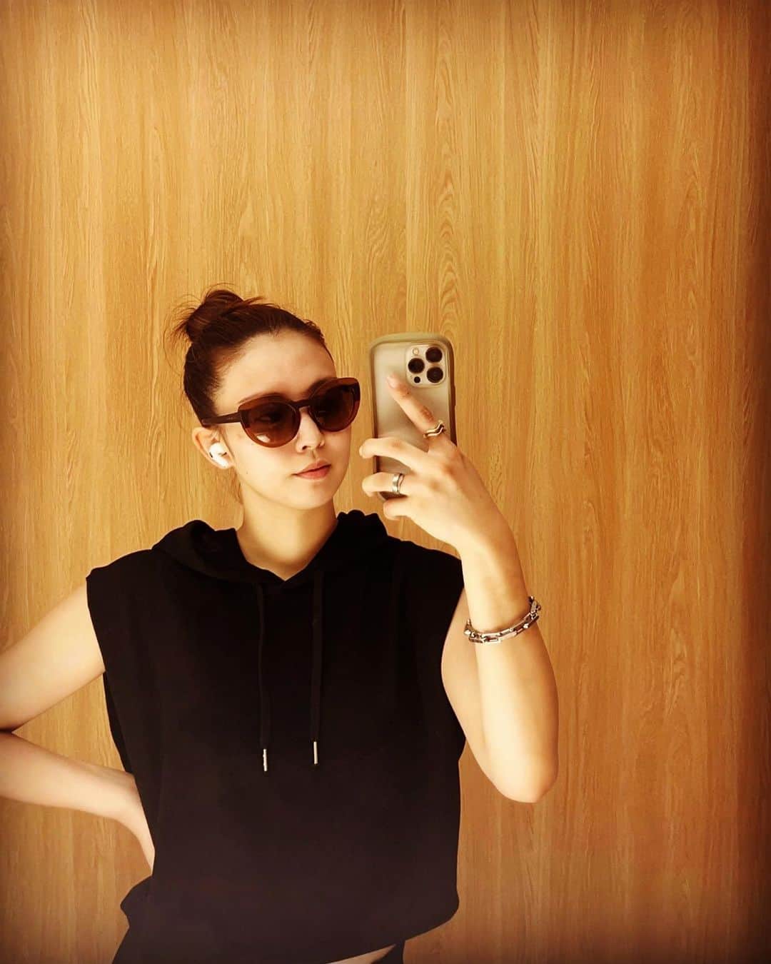 矢吹世奈のインスタグラム：「・ LIVEの練習したり 新しい仕事に向けて準備したり 宝塚の受験生にレッスンしたり 残ってる仕事をしたり 友達と会ってリフレッシュしてみたり そんな毎日を過ごしてます✨  写真はそのどれにも全く関係ないものですが🙃  #腰に手あてがち 😬」
