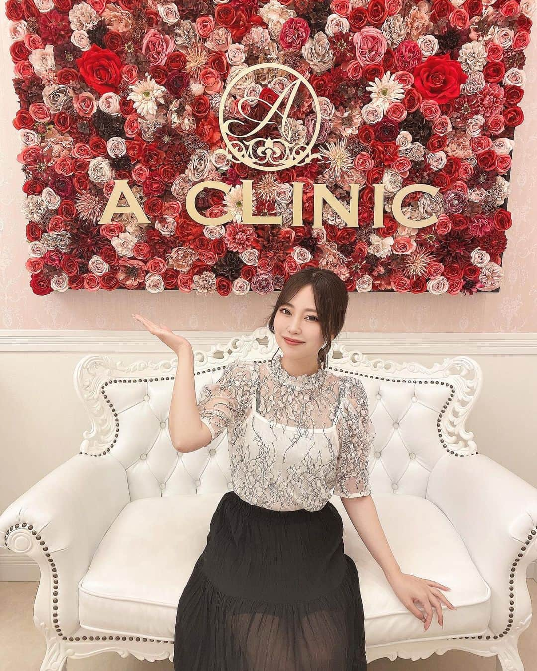 福井柑奈さんのインスタグラム写真 - (福井柑奈Instagram)「Aクリニック大阪で @a_clinic_osaka  《1day小顔脂肪吸引》 受けてきたよーん💐  担当医は田窪先生  ( @aclinic_takubo )  脂肪吸引ってこわいイメージだったけど一瞬で小顔になりました😳 麻酔がしっかり効いているので 施術中の痛みもありません！ ダウンタイムもほぼなく 次の日から仕事に行けちゃうよ🏃  顔のもたつきとか フェイスラインがはっきりしてないのが悩みだったけど術後には顔が三分の一くらい減ってた気がする😂 シュッてなってた！！  Aクリニックさんはいつもとても 綺麗で清潔でなんといっても映え写真撮れるところがたくさんある✨😍  田窪先生しっかりカウンセリング してくださって理想のフェイスラインを作ってくれます👍！  日にちが経つにつれてまだまだ小顔になっていくので経過をまた更新するね♫たのしみいいい。  #aclinic #aクリニック #エークリニック #aclinic銀座 #aclinic横浜 #aclinic新宿 #aclinic名古屋 #aclinic大阪 #aclinic池袋 #aclinic福岡 #aclinic仙台 #美容外科 #美容皮膚科 #1day小顔脂肪吸引 #1day小顔 #脂肪吸引 #小顔 #美肌 #二重あご #フェイスライン #糸リフト #aスレッド #顔痩せ #部分やせ #小顔整形 #小顔になりたい #横顔美人 #田窪賢志郎」6月28日 16時07分 - kanna_fukui