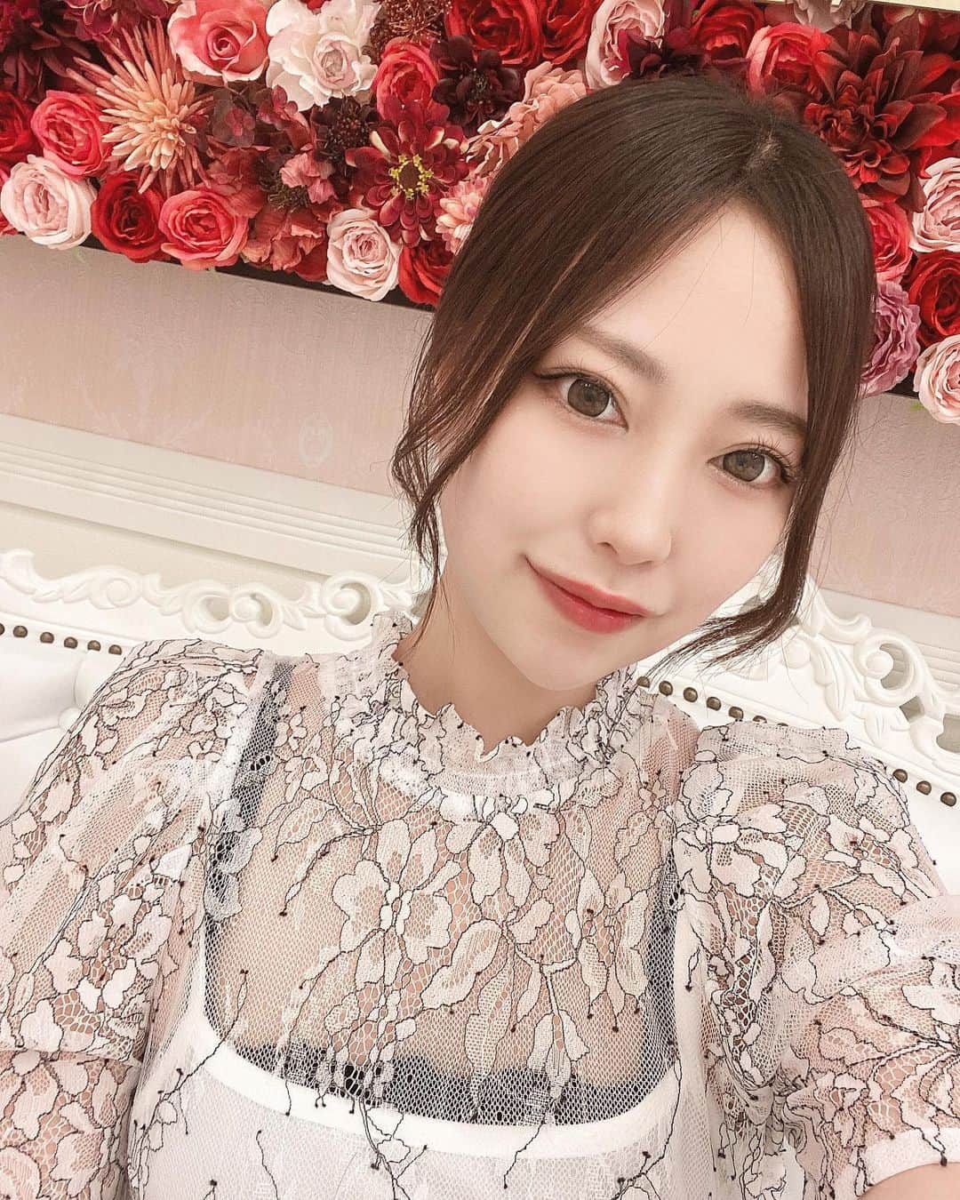 福井柑奈のインスタグラム：「Aクリニック大阪で @a_clinic_osaka  《1day小顔脂肪吸引》 受けてきたよーん💐  担当医は田窪先生  ( @aclinic_takubo )  脂肪吸引ってこわいイメージだったけど一瞬で小顔になりました😳 麻酔がしっかり効いているので 施術中の痛みもありません！ ダウンタイムもほぼなく 次の日から仕事に行けちゃうよ🏃  顔のもたつきとか フェイスラインがはっきりしてないのが悩みだったけど術後には顔が三分の一くらい減ってた気がする😂 シュッてなってた！！  Aクリニックさんはいつもとても 綺麗で清潔でなんといっても映え写真撮れるところがたくさんある✨😍  田窪先生しっかりカウンセリング してくださって理想のフェイスラインを作ってくれます👍！  日にちが経つにつれてまだまだ小顔になっていくので経過をまた更新するね♫たのしみいいい。  #aclinic #aクリニック #エークリニック #aclinic銀座 #aclinic横浜 #aclinic新宿 #aclinic名古屋 #aclinic大阪 #aclinic池袋 #aclinic福岡 #aclinic仙台 #美容外科 #美容皮膚科 #1day小顔脂肪吸引 #1day小顔 #脂肪吸引 #小顔 #美肌 #二重あご #フェイスライン #糸リフト #aスレッド #顔痩せ #部分やせ #小顔整形 #小顔になりたい #横顔美人 #田窪賢志郎」