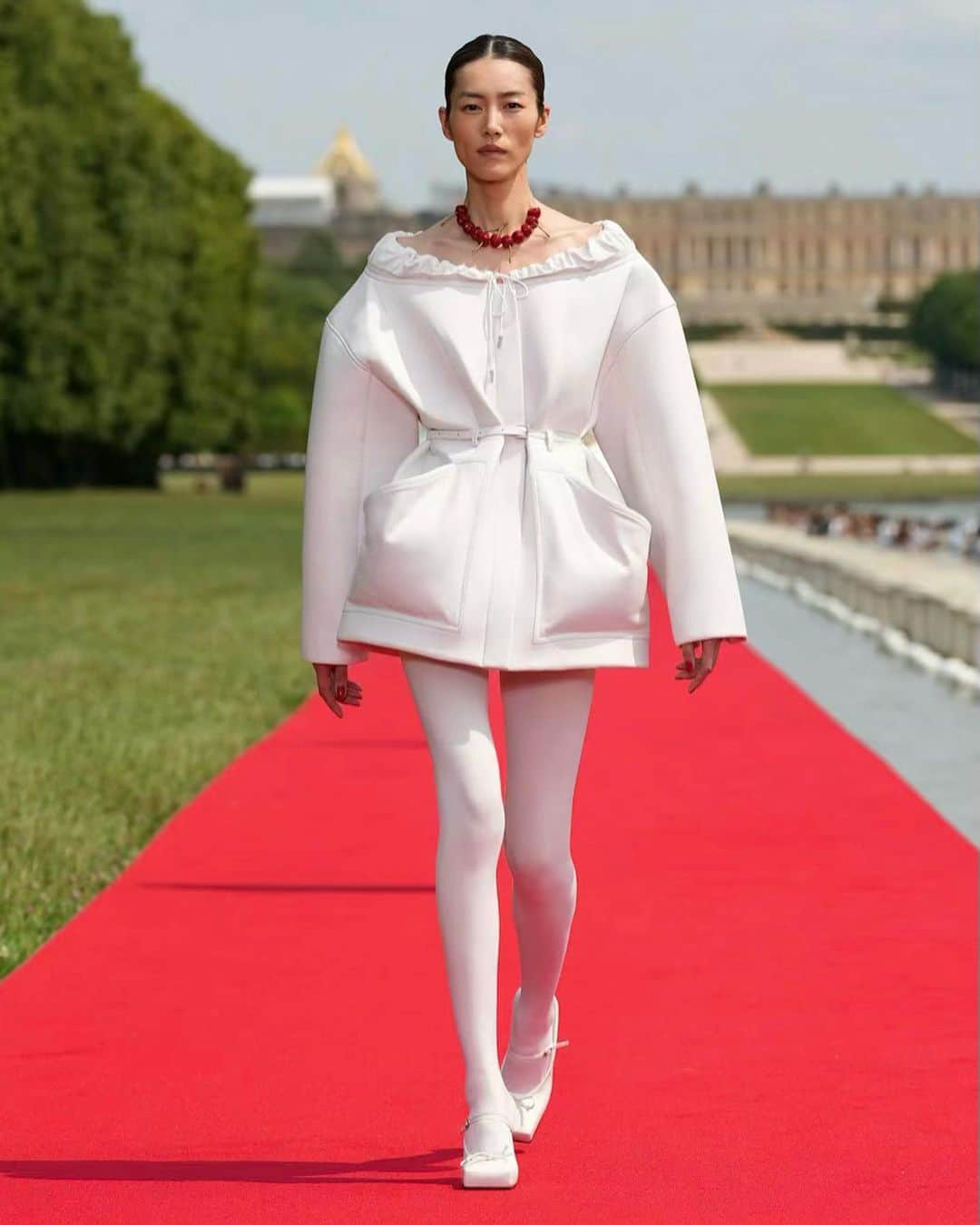 リウ・ウェンさんのインスタグラム写真 - (リウ・ウェンInstagram)「A beautiful experience in Versailles with the @jacquemus team! Thank you for having me on this special red carpet @piergiorgio @giuliamassullo @cyndiaharvey @lauren.parsons 🍒」6月28日 16時12分 - liuwenlw