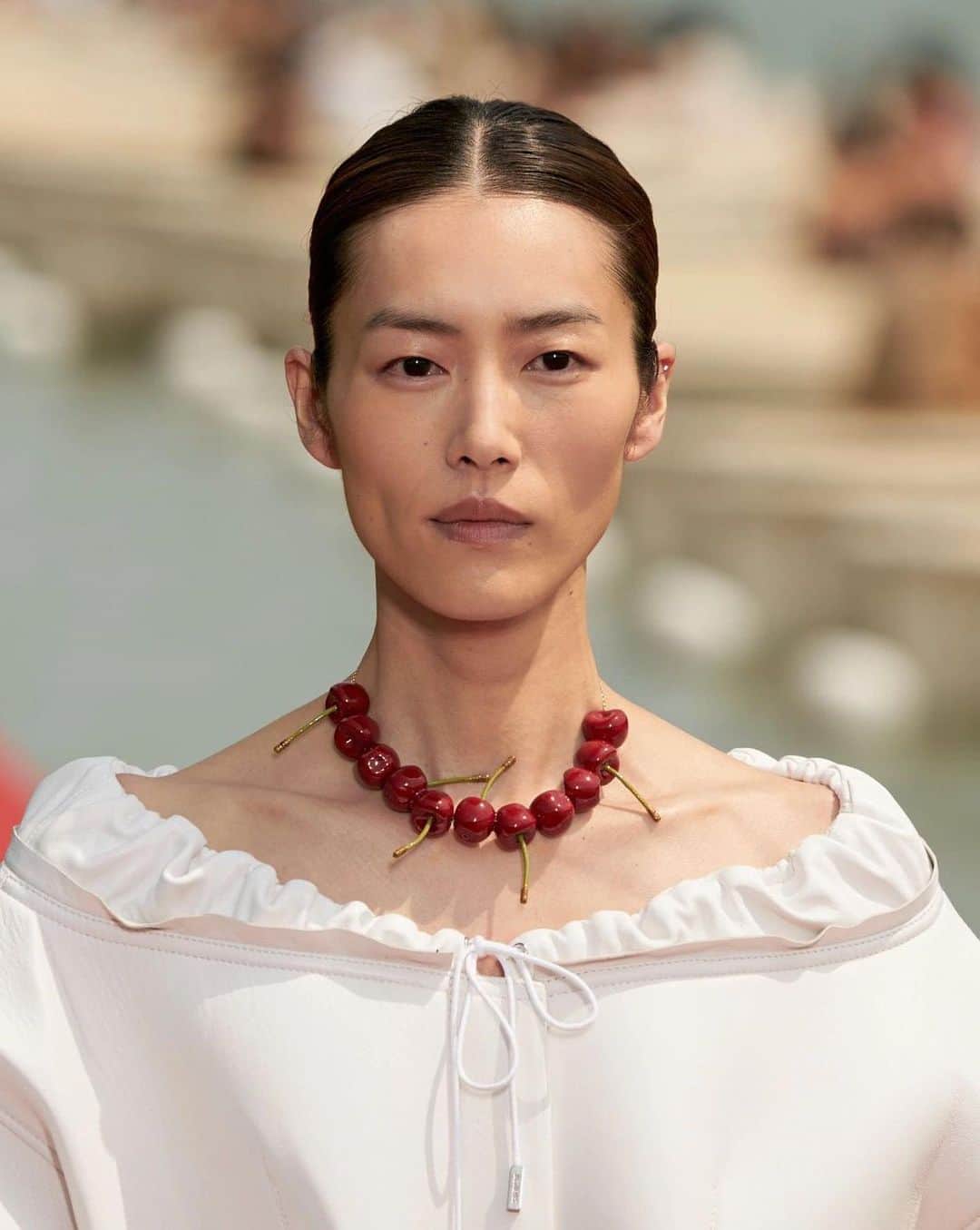 リウ・ウェンさんのインスタグラム写真 - (リウ・ウェンInstagram)「A beautiful experience in Versailles with the @jacquemus team! Thank you for having me on this special red carpet @piergiorgio @giuliamassullo @cyndiaharvey @lauren.parsons 🍒」6月28日 16時12分 - liuwenlw