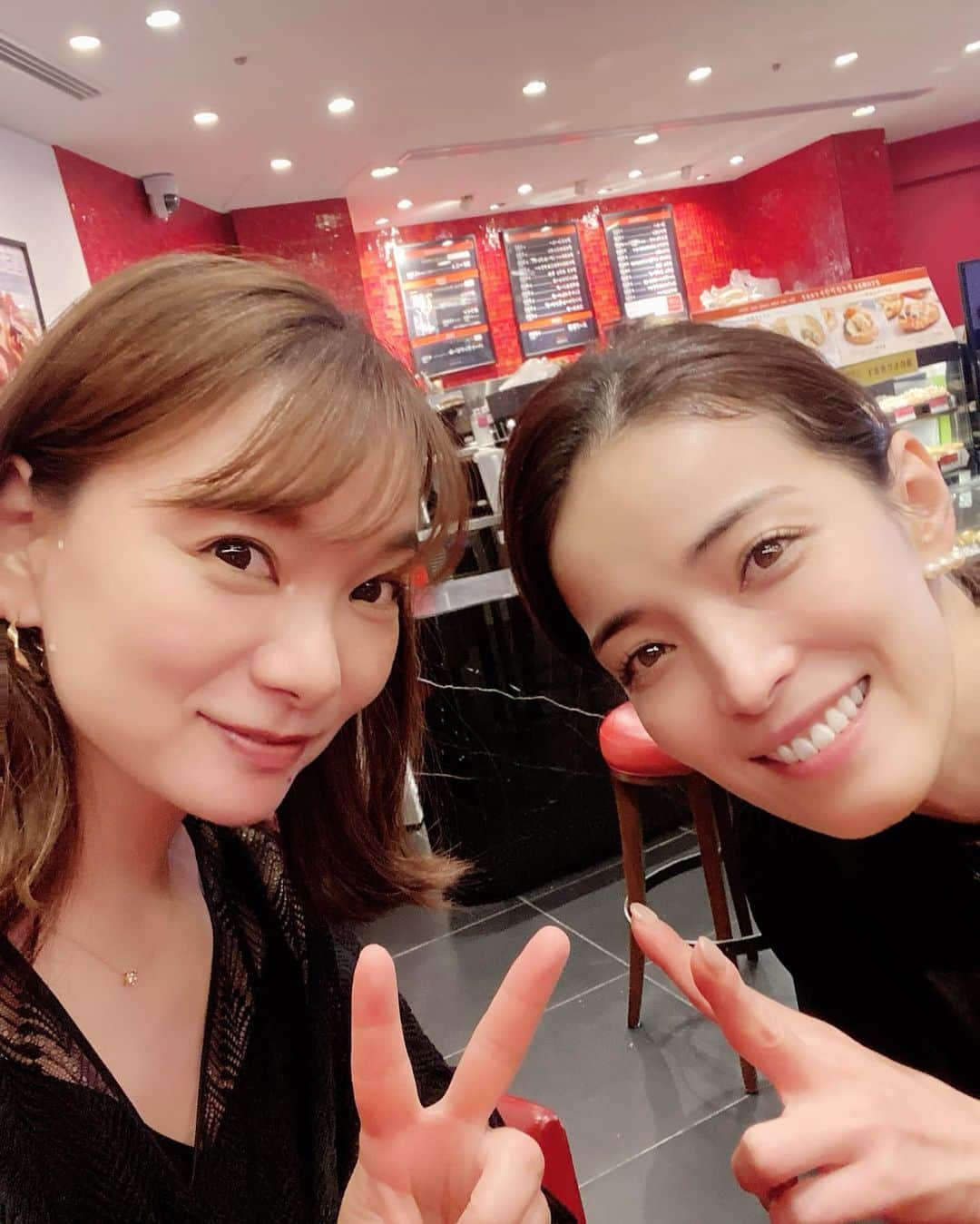 保田圭さんのインスタグラム写真 - (保田圭Instagram)「この間🎶 知念里奈ちゃんと 久しぶりにランチしました❤️  久しぶりというか… 20年以上会えてなかった😂 Instagramがなかったら こうやって再会できなかったかも🥰  20数年ぶりにプライベートであったけど 久しぶり感を全く感じず 一緒の時間がすんごく居心地がよくて 楽しかった〜💕  会えて嬉しかったなぁ❤️❤️❤️  記念に写真撮ろうと 私が自然とピースしたら 『今はピースってしないらしいよ！ でも私達はピースが似合うね。笑』って りなちゃんが🤣  もうピースは古いのか…  『でもなんかピースすると 安心するんだよね💜』ってことで 結局ピース写真。笑  #次は子供達も一緒に  #早く会いたいな」6月28日 16時22分 - keiyasuda1206