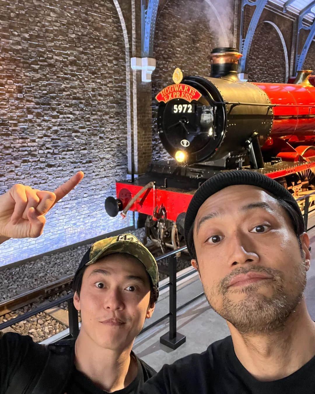 内田朝陽のインスタグラム：「ハリーポッターのスタジオツアーに遊びに行って来ました。 佑磨とは17歳のデビューからの付き合いです。 共演出来ることがとても嬉しい。  スリザリンプレート楽しく美味しかった。 ノート、ペン、ハンカチを手に入れた。 ノートに刻印して貰いました。  #ハリーポッタースタジオツアー  #ハリーポッターと呪いの子  #石垣佑磨 #harrypotter  #harrypotterandthecursedchild」