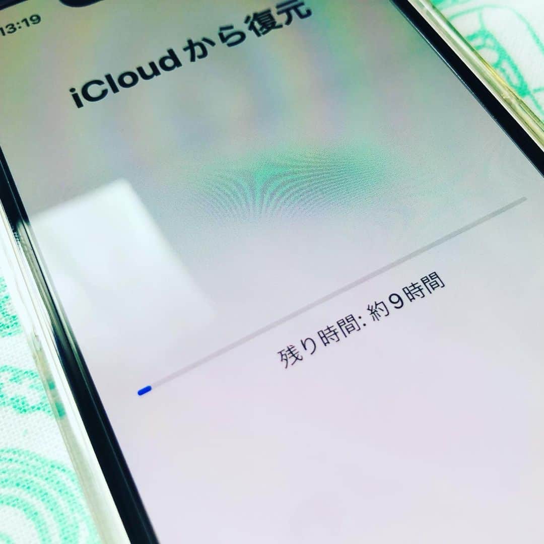 水谷さるころのインスタグラム：「下取りセールが明日までなので、駆け込みで新しいiPhone買いました。8から13mini。4年間キレイに使いました。しかし、全然移行が終わらんちん。果たして私は明日無事に下取りに持って行けるのだろうか…。」