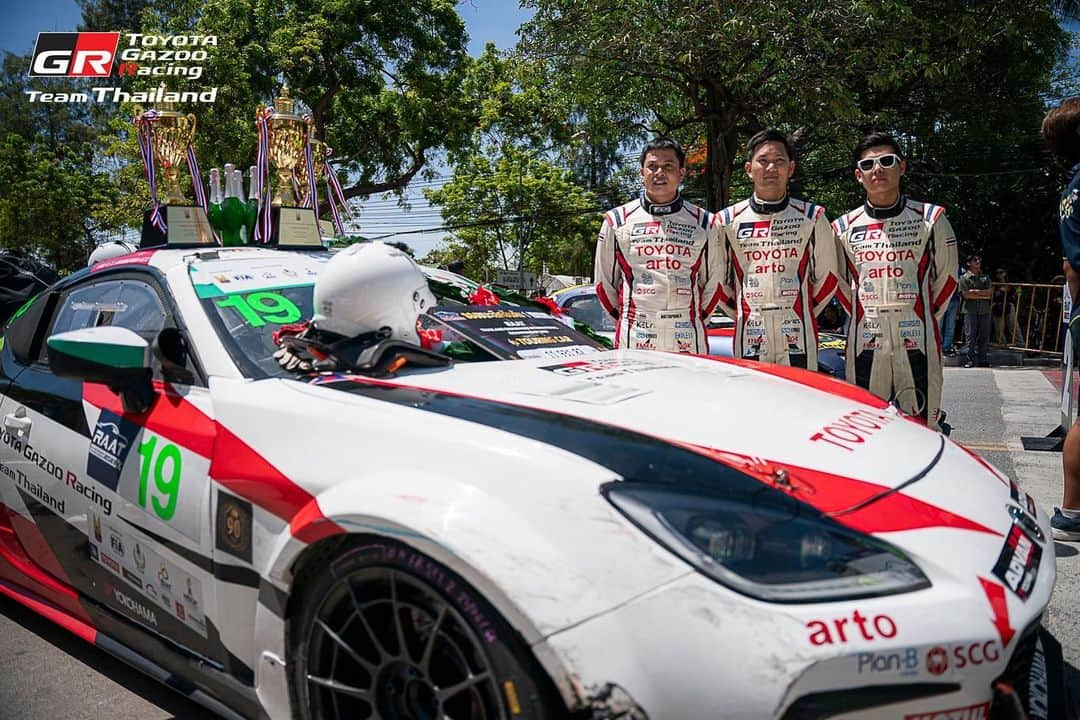 Toyota team thailandさんのインスタグラム写真 - (Toyota team thailandInstagram)「🔥🏆บางแสนเดือด มันส์จนวินาทีสุดท้าย RAAT Thailand Endurance International Championship R.2 แมน เอ็กซ์ กล้า #19 พลิกเกมส์ใส่เต็มไล่น็อครอบตลอดทาง เข้าเส้นชัยเป็นอันดับ 1 Overall และในรุ่น TouringCar จบการแข่งขันมาราธอน 4 ชั่วโมง บนสนามเลียบหาดบางแสนที่สวยและยาวที่สุดในโลก  🚗#19 🏆WINNER Overall & In Class Driver: ณัฐพงษ์ ห่อทองคำ (Nattapong H.) / อัครพงษ์ อัคนีนิโรธ (Akkarapong A.) / กฤษฏิ์ วสุรัตน์ Kris V. Car: TOYOTA 86 Class: Touring Car Laps: 84  🚗#20 5th Overall & In Class Driver: สุทธิพงศ์ สมิตชาติ (Suttipong S.) / ณัฐวุฒิ เจริญสุขะวัฒนะ (Nattavude C.) / Hermann M. Car: TOYOTA 86 Class: Touring Car Laps: 81  🚗#37 DNF (Race Accident) Driver: ธัญชนก เจริญสุขะวัฒนะ Thanchanok C. / ณ ดล วัฒนธรรม (Na Dol V.) / เคนทาโร่ ชิบะ (Kentaro C.) Car: Altis One Make Race Class: Altis One Make Race Laps: 40」6月28日 16時28分 - toyotagazooracingteamthailand