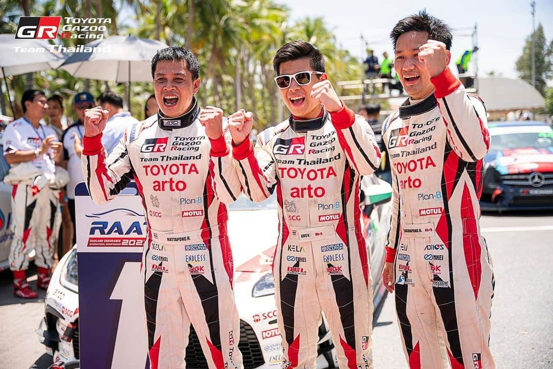 Toyota team thailandさんのインスタグラム写真 - (Toyota team thailandInstagram)「🔥🏆บางแสนเดือด มันส์จนวินาทีสุดท้าย RAAT Thailand Endurance International Championship R.2 แมน เอ็กซ์ กล้า #19 พลิกเกมส์ใส่เต็มไล่น็อครอบตลอดทาง เข้าเส้นชัยเป็นอันดับ 1 Overall และในรุ่น TouringCar จบการแข่งขันมาราธอน 4 ชั่วโมง บนสนามเลียบหาดบางแสนที่สวยและยาวที่สุดในโลก  🚗#19 🏆WINNER Overall & In Class Driver: ณัฐพงษ์ ห่อทองคำ (Nattapong H.) / อัครพงษ์ อัคนีนิโรธ (Akkarapong A.) / กฤษฏิ์ วสุรัตน์ Kris V. Car: TOYOTA 86 Class: Touring Car Laps: 84  🚗#20 5th Overall & In Class Driver: สุทธิพงศ์ สมิตชาติ (Suttipong S.) / ณัฐวุฒิ เจริญสุขะวัฒนะ (Nattavude C.) / Hermann M. Car: TOYOTA 86 Class: Touring Car Laps: 81  🚗#37 DNF (Race Accident) Driver: ธัญชนก เจริญสุขะวัฒนะ Thanchanok C. / ณ ดล วัฒนธรรม (Na Dol V.) / เคนทาโร่ ชิบะ (Kentaro C.) Car: Altis One Make Race Class: Altis One Make Race Laps: 40」6月28日 16時28分 - toyotagazooracingteamthailand