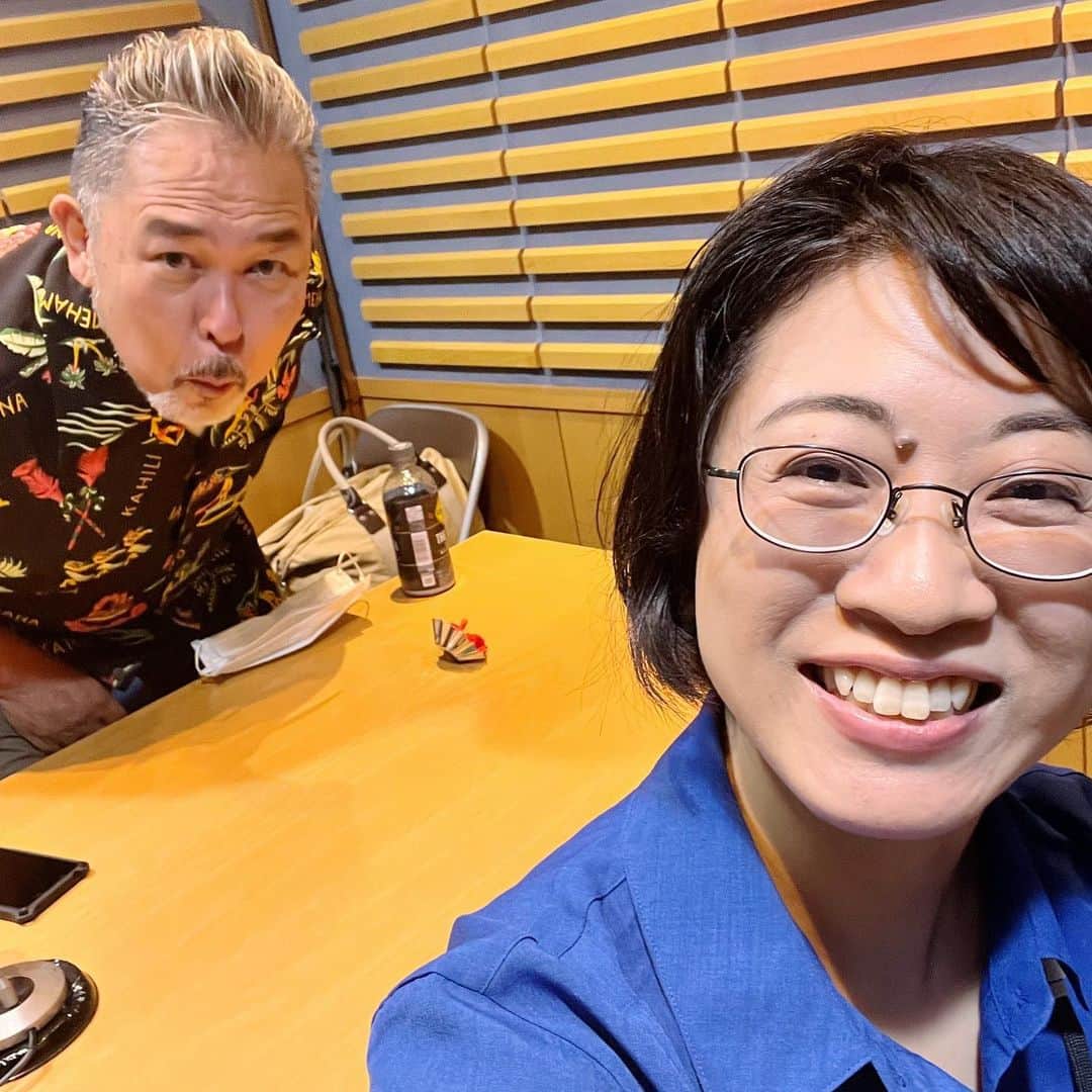 ヤミーさんのインスタグラム写真 - (ヤミーInstagram)「＼発売になりました／ ドラマ「全ラ飯」公式フォトブック～ここから始まる僕らのレシピ～  レシピ監修をしたドラマ「全ラ飯」、明日いよいよ第12話、最終回を迎えます(2人に会えなくなるのさみしい〜😢)。 最終回を前に、ドラマのアフターストーリー設定の一条と真尋の撮りおろし2ショットグラビアに、“みづ知さんのレシピノート”レシピ完全版を、私ヤミーのコメント付きで特別収録していただいてます！  ドラマで登場した料理を自宅で楽しめる内容になってますので、ぜひ手に取って作ってみてくださいね😊  ドラマ「全ラ飯」公式フォトブック～ここから始まる僕らのレシピ～ 発売日：2023年6月23日（金）  定価：3,850円 発行：東京ニュース通信社 全国の書店、ネット書店にて発売中！  *  そして、今週6/26〜30は “【ドラマの料理監修とは!?】『全ラ飯』に出てくる世界の料理について、料理研究家・ヤミーさんに聞きました”  ということで、ドラマ料理制作の裏側を、森野熊八さん @kumahachi__morino のラジオ「森野熊八グルメタイム」でお話ししています。  radikoなら全国で聞けます。 エリアを「全国」にして「森野熊八」で検索！ぜひ裏話も聞いてください😊  ＼放送時間／ 【月曜〜金曜】 青森放送　11:45−11:55 秋田放送　12:30−12:40 ラジオ福島　12:50−13:00 南日本放送　13:10−13:20  【土曜】 STVラジオ　5:05−5:15 栃木放送　15:30−15:45  【日曜】 山梨放送　17:30-17:45  #全ラ飯 #ゼンラメシ @lalala_meshi  #熊八グルメタイム  #ラジオ出演  #料理監修 #レシピノート #裏話  #おうちで世界一周 #料理旅行」6月28日 16時29分 - ym_3stepcooking