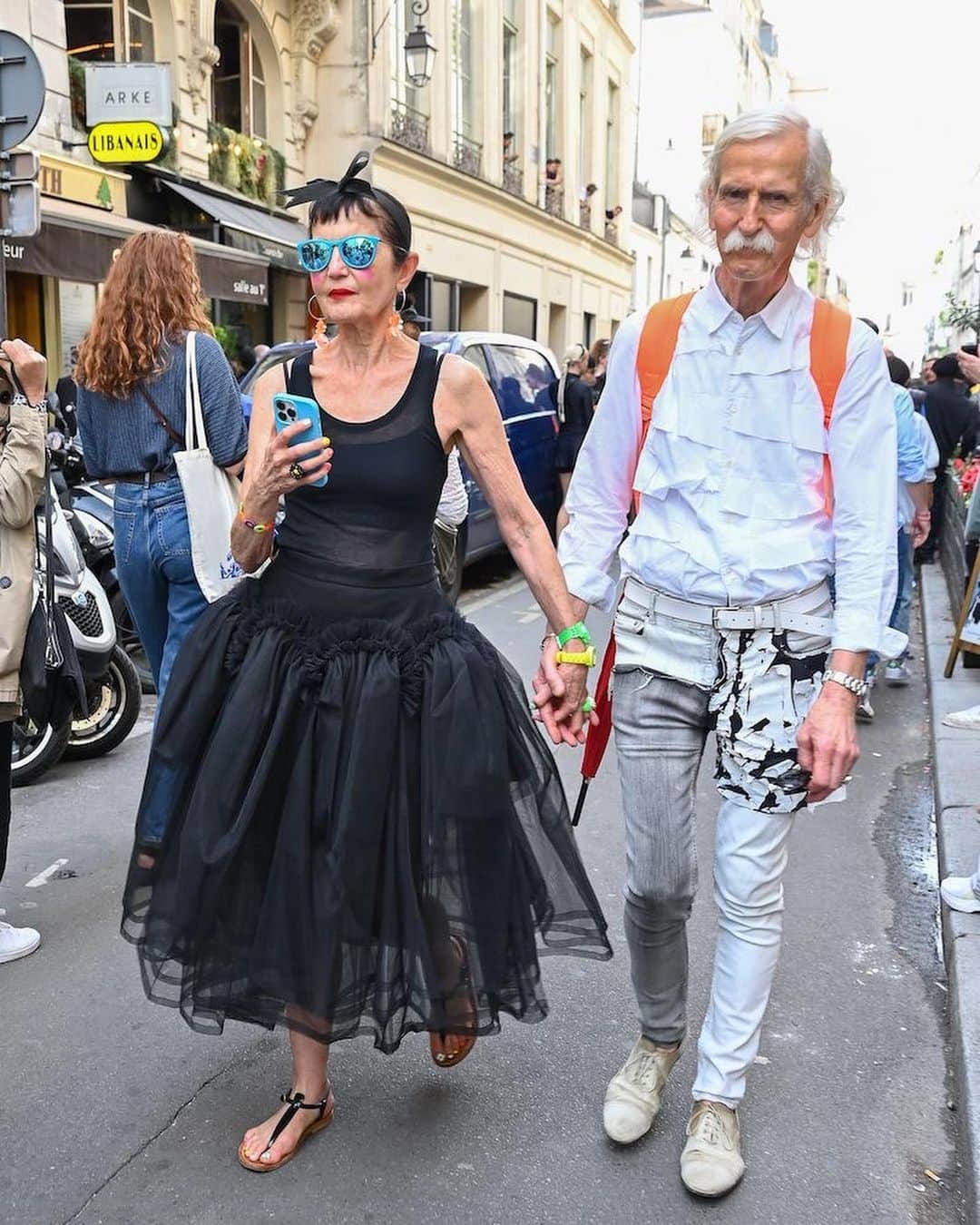 WWDジャパンさんのインスタグラム写真 - (WWDジャパンInstagram)「ファッション・ウイーク・スナップ：「ヨウジヤマモト」のゲストはなぜ黒がこんなに似合うのか　2024年春夏メンズショー来場者たち  「ヨウジヤマモト（YOHJI YAMAMOTO）」は、パリで2024年春夏メンズ・コレクションを現地時間6月22日に発表した。会場に集まったのは、今シーズンも黒が基調の同ブランドに身を包んだゲストたち。チュールやフリルのボリュームあるドレスや、ロング&リーンのコート、ハンドペイントが施されたアウターなど、表情豊かな黒の装いでそれぞれの個性を引き出す。ツバの大きなハットや、奇抜なデザインのサングラスなど、アクセサリーももちろんブラックだ。当日の午前中は土砂降りの雨だったため、ショー開始時間の17時30分ごろは蒸し暑かったが、来場者は黒のレイヤードスタイルを涼しげにまとっていたのが印象的だった。秋元梢も、段々が重なったティアードスカートのドレスを着こなして来場した。  全画像は @wwd_jp プロフィールのリンクから  PHOTO：KOJI HIRANO  #YOHJIYAMAMOTO#ヨウジヤマモト#ヨウジ#YOHJIYAMAMOTOSS24#pfw#fashionweek#parisfashionweek#fashion#fashioncollection#パリコレクション#ファッションショー#メンズコレクション#wwdjapanメンズコレ取材#fashionphotographer#fashionsnap#snap#ファッション#ファッションスナップ」6月28日 16時31分 - wwd_jp