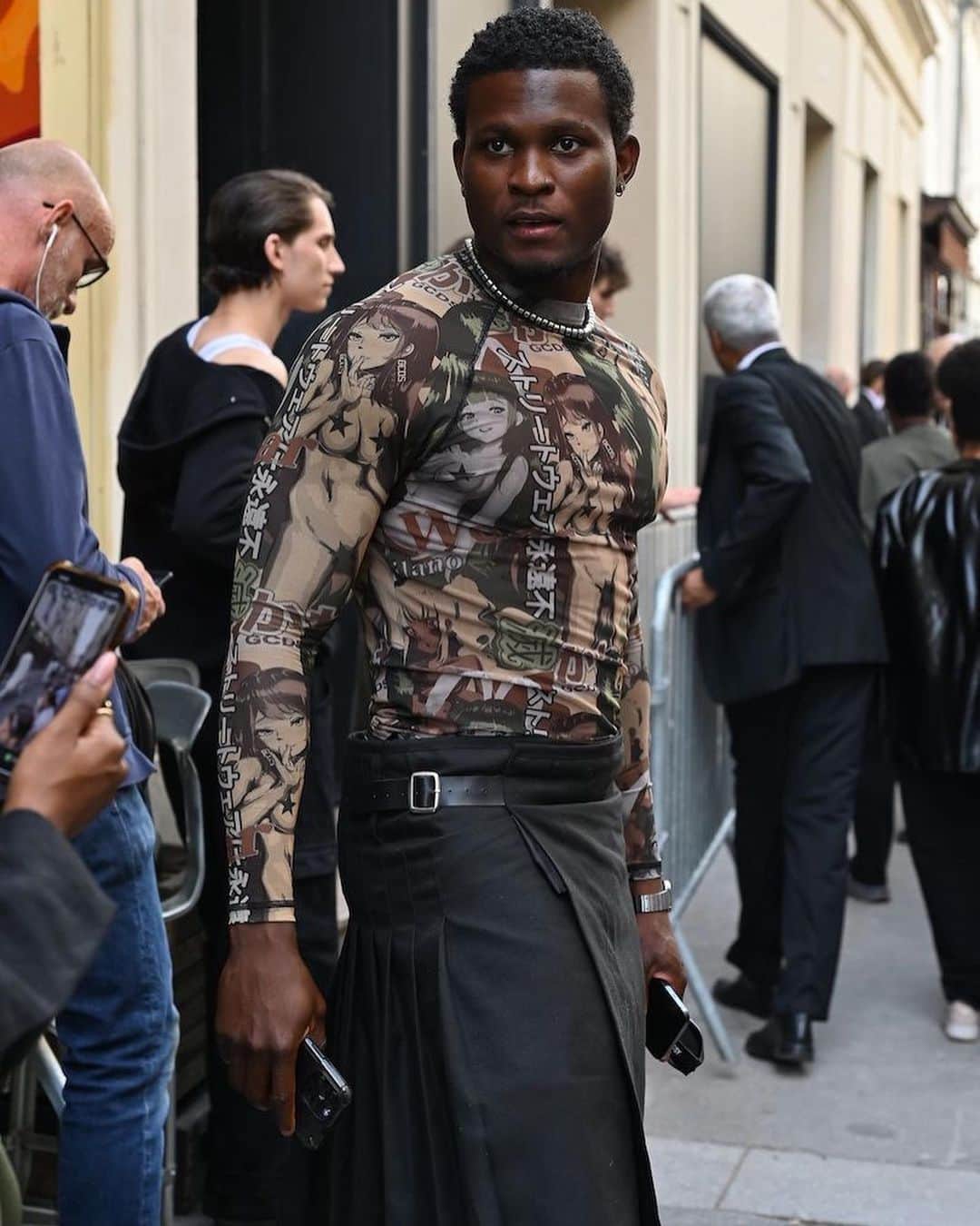 WWDジャパンさんのインスタグラム写真 - (WWDジャパンInstagram)「ファッション・ウイーク・スナップ：「ヨウジヤマモト」のゲストはなぜ黒がこんなに似合うのか　2024年春夏メンズショー来場者たち  「ヨウジヤマモト（YOHJI YAMAMOTO）」は、パリで2024年春夏メンズ・コレクションを現地時間6月22日に発表した。会場に集まったのは、今シーズンも黒が基調の同ブランドに身を包んだゲストたち。チュールやフリルのボリュームあるドレスや、ロング&リーンのコート、ハンドペイントが施されたアウターなど、表情豊かな黒の装いでそれぞれの個性を引き出す。ツバの大きなハットや、奇抜なデザインのサングラスなど、アクセサリーももちろんブラックだ。当日の午前中は土砂降りの雨だったため、ショー開始時間の17時30分ごろは蒸し暑かったが、来場者は黒のレイヤードスタイルを涼しげにまとっていたのが印象的だった。秋元梢も、段々が重なったティアードスカートのドレスを着こなして来場した。  全画像は @wwd_jp プロフィールのリンクから  PHOTO：KOJI HIRANO  #YOHJIYAMAMOTO#ヨウジヤマモト#ヨウジ#YOHJIYAMAMOTOSS24#pfw#fashionweek#parisfashionweek#fashion#fashioncollection#パリコレクション#ファッションショー#メンズコレクション#wwdjapanメンズコレ取材#fashionphotographer#fashionsnap#snap#ファッション#ファッションスナップ」6月28日 16時31分 - wwd_jp