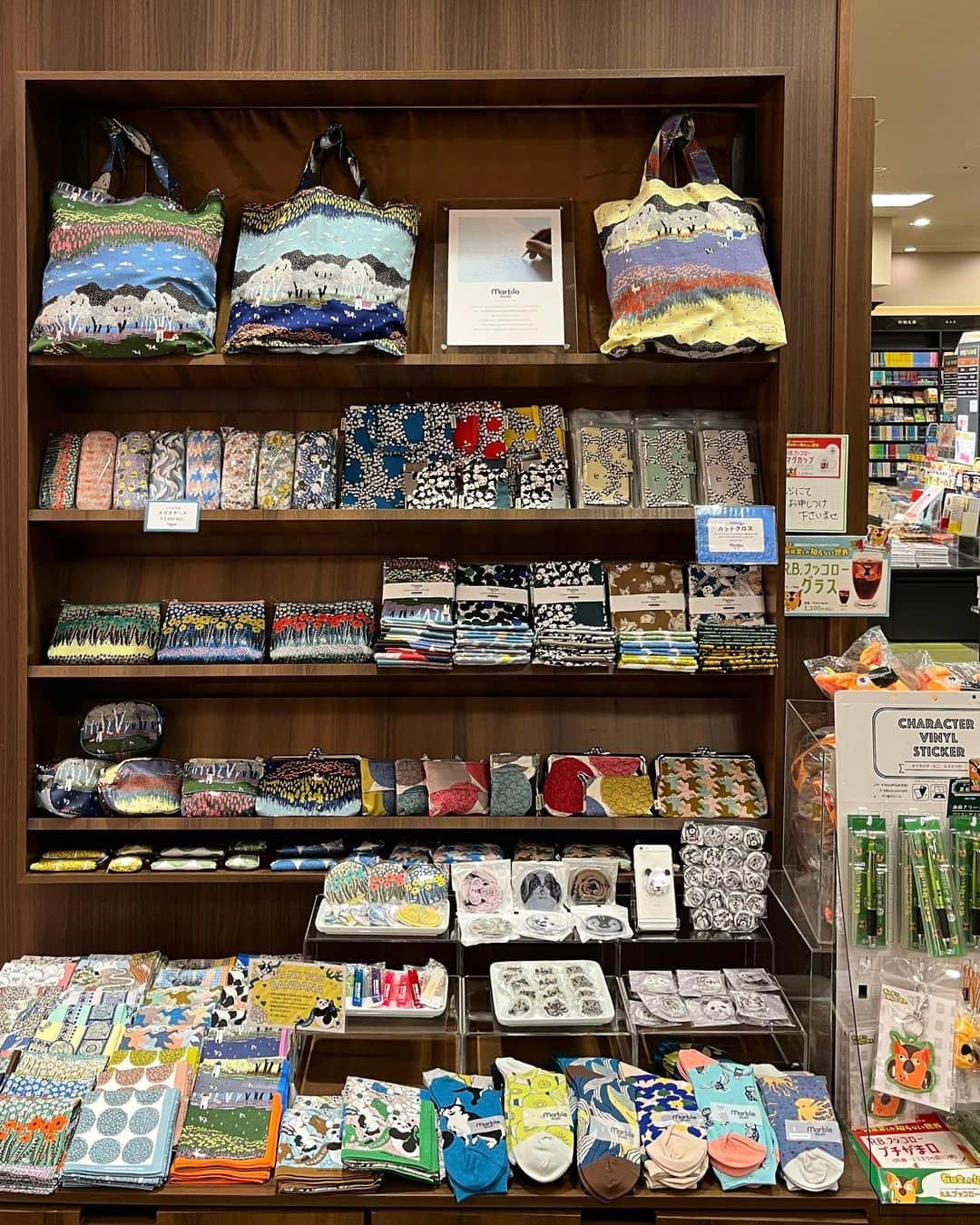 marbleSUD(マーブルシュッド) のインスタグラム：「6月26日(月)より、有隣堂 武蔵小杉東急スクエア店で、marble SUDのPOP UP SHOPを開催しております！  神奈川・東京を中心に約40店舗を展開する書店「有隣堂」📚書籍はもちろん、文具やフェアの開催など“本屋さん”の枠を越えたお店づくりが魅力でもある、創業111年の老舗書店です。YouTubeの「有隣堂しか知らない世界」や、そこでMCをつとめるミミズクがモチーフのオリジナルキャラクター“R.B. ブッコロー”をご存知の方も多いのではないでしょうか。  バンダナやキーホルダー、インテリアファブリックにソックスなど、marble SUDの人気雑貨アイテムを多数ご用意しております。お近くにお越しの際は、ぜひお立ち寄りくださいね🐼✨  【有隣堂 武蔵小杉東急スクエア店 POP UP SHOP】 場所：有隣堂 武蔵小杉東急スクエア店 (神奈川県川崎市中原区小杉町3-472 武蔵小杉東急スクエア3F) 期間：6月26日(月)〜7月31日(月)」