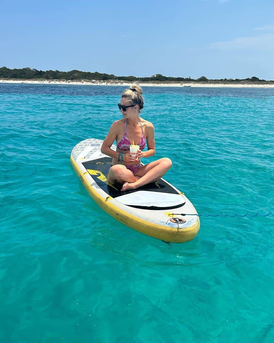 ヘレン・スケルトンのインスタグラム：「🏝️🌊👙🚤  Darling it’s better….. Very grateful for a couple of days in the sun with some of my nearest and dearest to mark a big birthday. It’s been a long time since we managed a girl trip …♥️  #summer #beach #boats #bikinis #sunshine #ibiza #formentera #islands」