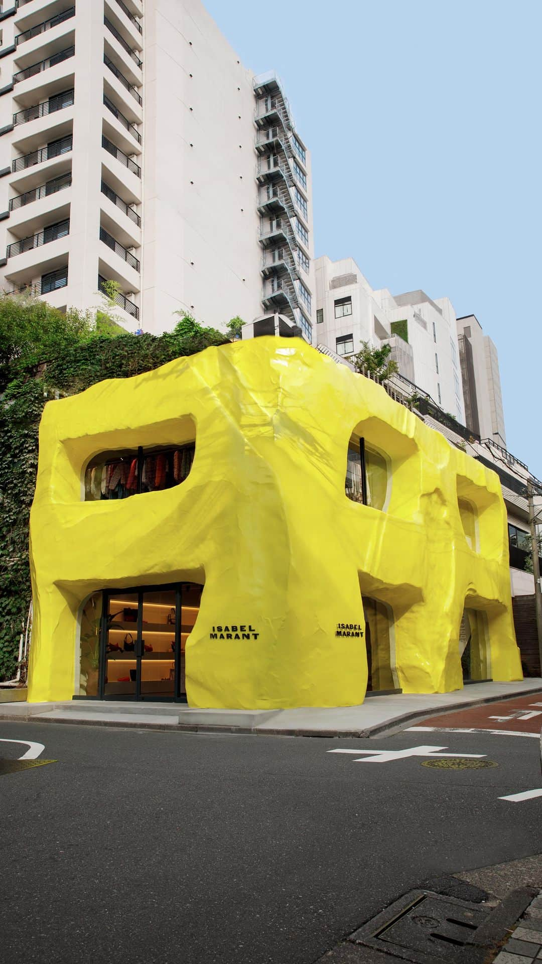 イザベルマランのインスタグラム：「When Parisian chic meets Tokyo hit. Isabel Marant has teamed up with Japanese artist Yutaka Sone to create a stunning new store in the Omotesando district of Tokyo, Japan: named « Yellow House ».   #IsabelMarant #YutakaSone」