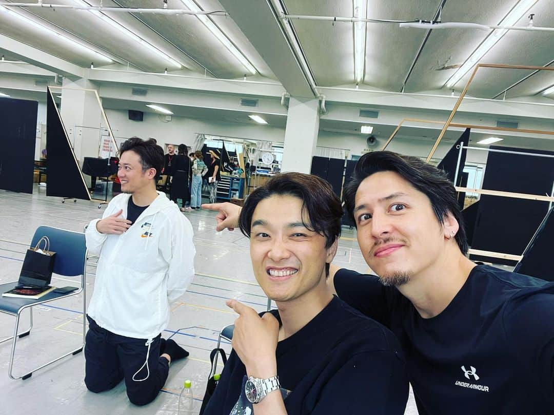 伊礼彼方さんのインスタグラム写真 - (伊礼彼方Instagram)「ご観劇ありがとうございました！！ プレビュー③！ 皆さんのおかげで楽しく過ごす事が出来ました。 このメンバーでやれるのは明日の初日まで！ その後はシャッフルなので思い出に💕  そしてダブルのKくん。 素敵な歌声を持った熱い男！ 共にデュークを共有しながら過ごせた稽古期間はとても幸せでした‼️  #ムーランルージュザミュージカル #井上芳雄 #上川一哉 #K」6月28日 16時42分 - irei_kanata