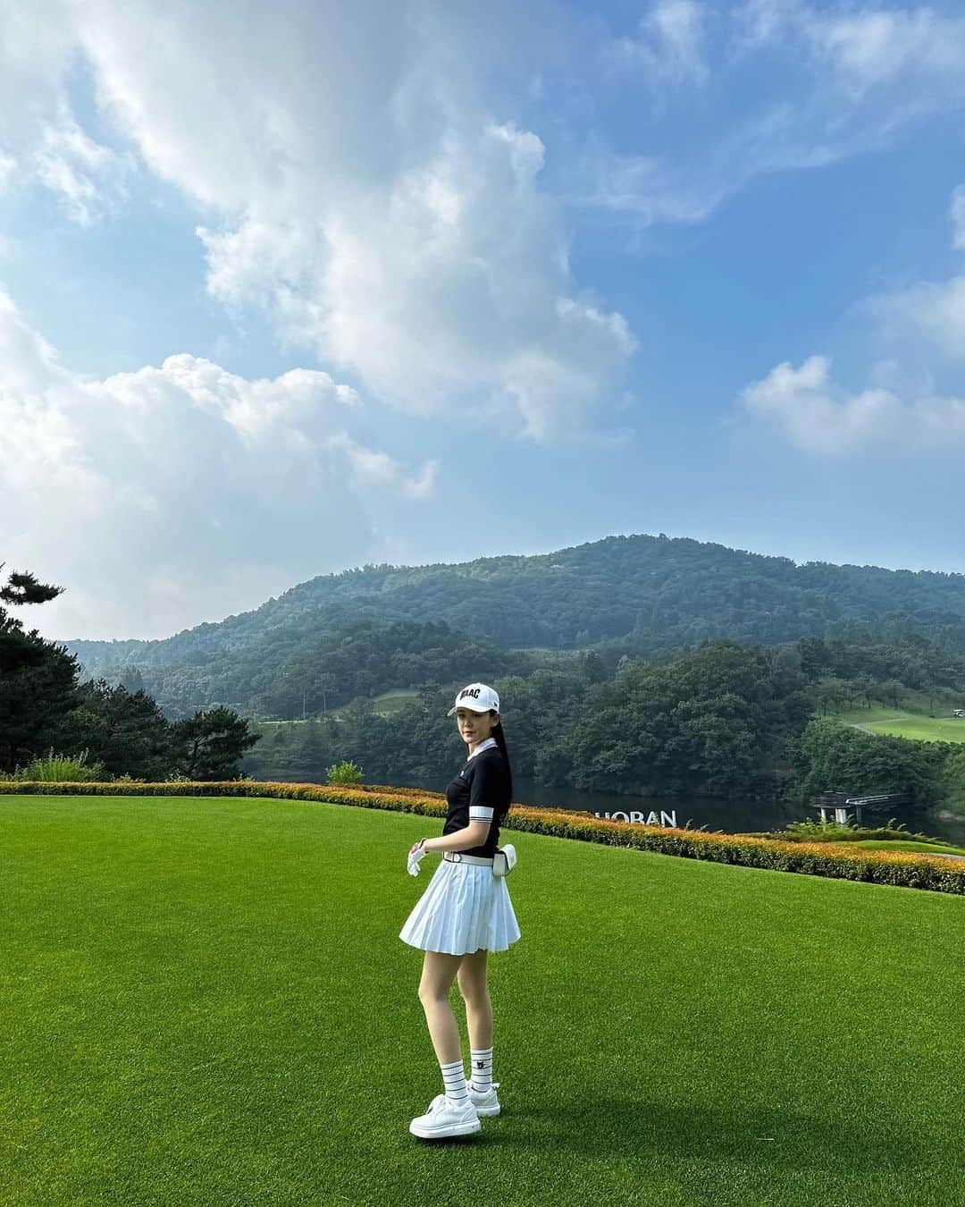 オ・ヨンギョン さんのインスタグラム写真 - (オ・ヨンギョン Instagram)「#광고 연또골⛳️ 새벽에 일어나는건 너무 힘들지만 재밌는걸 어떡해❤️ #waac #waackys #waacgolf #왁 #왁골프 #와키즈 #골프웨어 #코스룩 #봄코스룩 #봄필드룩 #봄골프웨어 #봄라운딩 #여자골프 #남자골프 #골프스타일링 #골프ootd #여름골프 #새벽골프 #여름골프웨어 #여름필드룩」6月28日 16時42分 - seoin_han