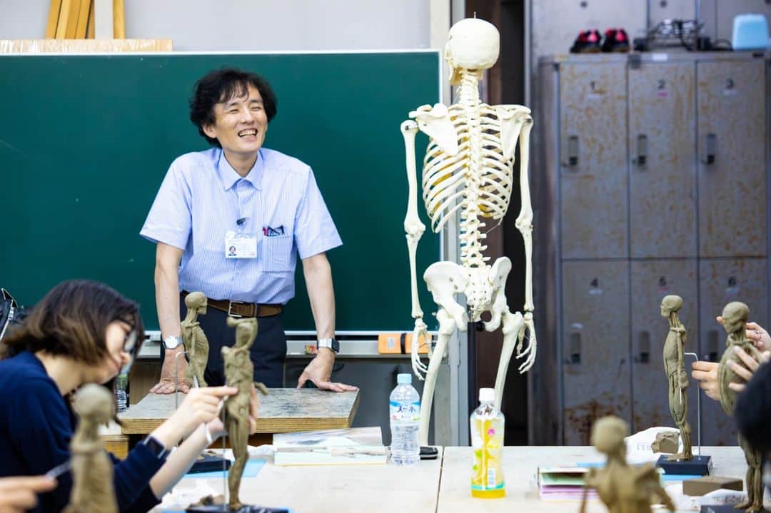 東京造形大学 Tokyo Zokei Universityのインスタグラム：「_ 「阿久津裕彦ゼミナールI」授業の様子  「阿久津裕彦ゼミナールI」では、 油土と心棒を用いて、卓上サイズの筋肉人体像を作り、 人体の基本構造を立体的かつ構造的に理解することを目的としています💪  学生は和やかな雰囲気の中、作業に取り組んでいました🍀  #東京造形大学 #デザイン #アート #美術 #美術大学 #美大 #大学#授業  #彫刻 #塑造 #粘土 #tokyozokeiuniversity #zokei #tzu #design #arts #artuniversity #artschool #workinprogress #sculpture」