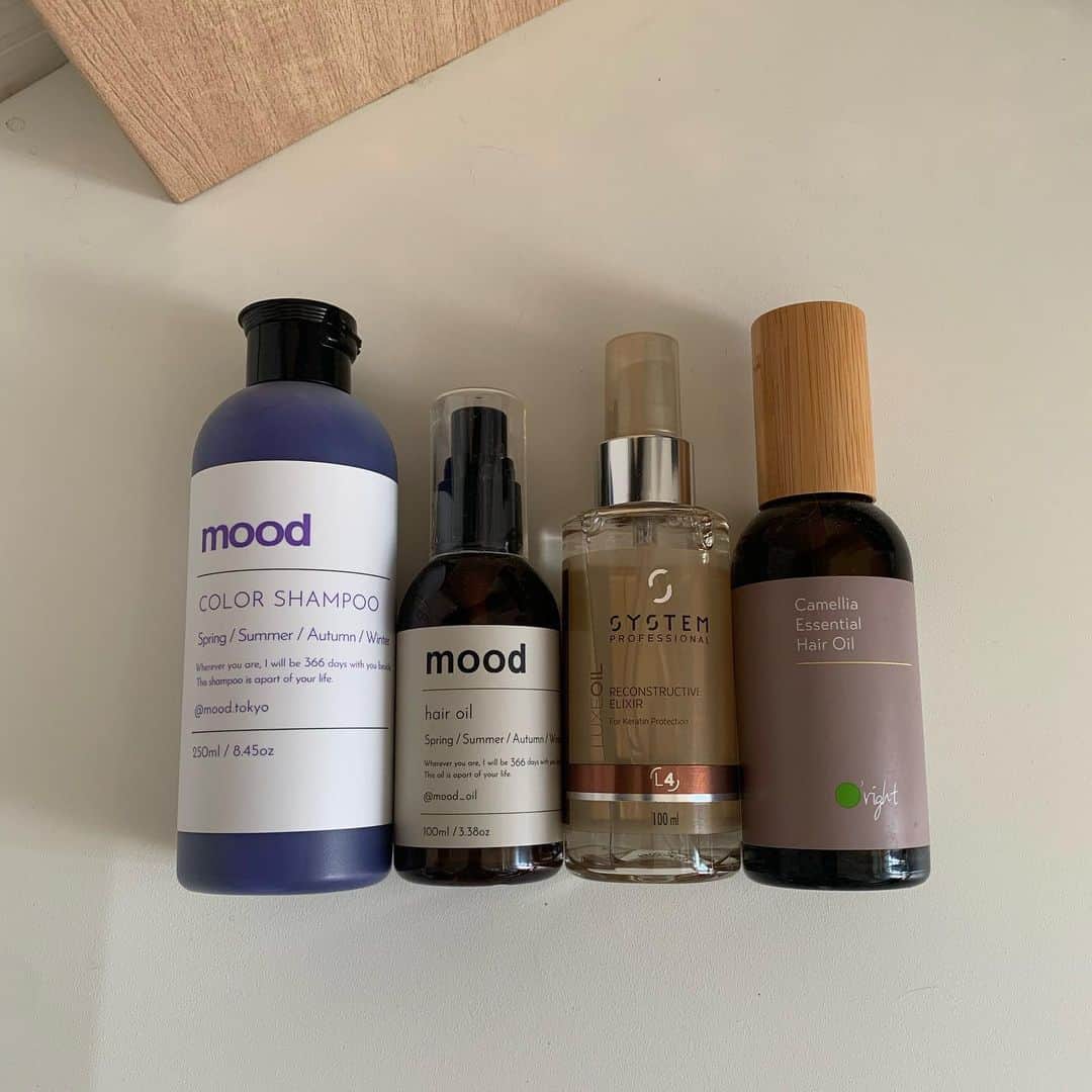 和田えりかのインスタグラム：「(髪の毛編) わたしのなくてはならないもの🪬♨️  ひだりから  •mood COLOR SHAMPOO🫧 髪の毛染めてもらった次の日から ぜーったいに使うもの🪻🤍 ハイトーンには必ず必須〜◯ ※シャンプーと混ぜて使うこともあるよ しかもmoodは、くすみすぎなくて、、 綺麗な色を保ってくれるから なくてはならないもの！！ 黄色味を抑えてくれるよぉーーー！🎗️ (ムラシャンもいろんなものがあるから注意)  •mood hair oil @mood_oil  ヘアーセットするときに使ってるオイル！ おでことかについてもニキビできない🫰🏻 (人によって個人差はあり) あと香りがとにかくすきー！質感も！  •LUXE OIL @systemprofessional  アウトバスにつかっているよぉ♨️ お風呂上がり髪の毛乾かす前に かならずたっぷりつけてドライヤー！ ドライヤーもこだわった方が 美髪になる秘訣だとおもう👩🏻✳︎ このオイルがないとわたしの髪の毛は ぱっさぱさ、、、(´･ω･｀)☁️🏜️  この3つは @siki.hair で買ってるよ📦🛒  •O right @oright.jp  こちらもHair Oil 朝シャンとかしたときに使ってるー！ (ちょっと軽め(私にとっては)) 香りがいい香りなんだよぉ🌱🏺 オーガニックオイル♡  わたしのホームケア🛋️👐🏻　 寝るときはnightcap…⛑️💤  でもね、 ハイトーンにしてて思うのが やってもらう美容室さん選びが1番大事だよ (ほんと違うから(小声  わたしはぜったたたたたい @miku__kondo  ブリーチの神様だとおもう👼🏻🎖️  #hairitem」