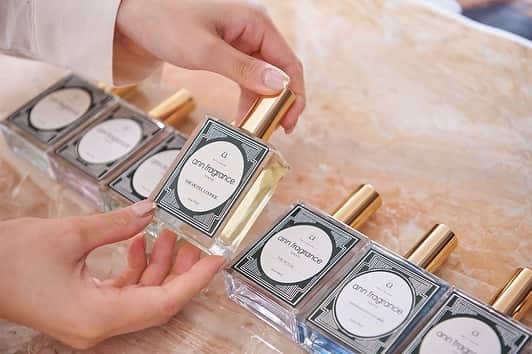 ISETAN MiRRORさんのインスタグラム写真 - (ISETAN MiRRORInstagram)「・ 〈アンフレグランス〉期間限定プロモーション ⁡  ■店舗：イセタンミラ―各店（※アトレ恵比寿店、ekie広島店除く） ⁡ ■会期：2023年7月5日（水）～8月8日（火） ⁡  ⁡ ■アンフレグランス＿＿＿＿ ⁡ 東京発フレグランスブランド＜アンフレグランス＞。日常のさまざまなシチュエーションにも溶け込めるよう、成分量を調整したり表現方法を工夫しベストバランスで作り上げた香りの数々をご提案します。纏う人の日常に溶け込みながら、やさしく、香り放つファブリックミストです。 ⁡  ⁡ ■オリジナルハンカチプレゼント＿＿＿＿　 ⁡ 期間中、イセタン ミラー各店（アトレ恵比寿店、ekie広島店除く）にて、MIアプリのクーポンご呈示のうえ＜アンフレグランス＞製品を1品以上お買いあげの全店合計先着240名さまに「＜アンフレグランス＞オリジナルハンカチ」を1枚プレゼントいたします。 ⁡ ※お一人さま1点限り。 ⁡ ※店舗により準備数は異なります。各店準備数に達し次第終了となります。 ⁡ ※画像はイメージです。 ⁡ ※イベントの内容は、都合により変更または中止となる場合がございます。予めご了承ください。 ⁡  ■お取り扱い商品　一部紹介＿＿＿＿ ⁡ ▼〈アンフレグランス〉ファブリックミスト　各4,400円/50mL ⁡ 写真左: 【BELOVED JASMIN〈愛しのジャスミン〉】 ⁡ 香り髙く甘さのあるジャスミンに魅惑的なイランイラン、チュベローズの花々を盛り込んだエレガントな香り。ジャスミンを基調にホワイトフローラルまでも一度に味わえる贅沢なイマジネーション。 ⁡ ⁡ 写真中： 【THE ROYAL〈ザ ロイヤル〉】 ⁡ かぐわしい茶葉にベルガモットを吹き付けたフレッシュティーの香り。淹れたての瑞々しい紅茶の香りは、ラストのアンバーと溶け合い優美で官能的なティーノートへと変化。 ⁡ 写真右： 【MIDNIGHT OSAMANTHUS〈真夜中の金木犀〉】 ⁡ 寒暖差のある夜の帰り道、ふと香る柔らかで芳醇な香り。それは満開に咲いた金木犀の香りが知らせる秋の訪れ。 ⁡ ※価格はすべて、税込です。」6月28日 16時59分 - isetanmirror