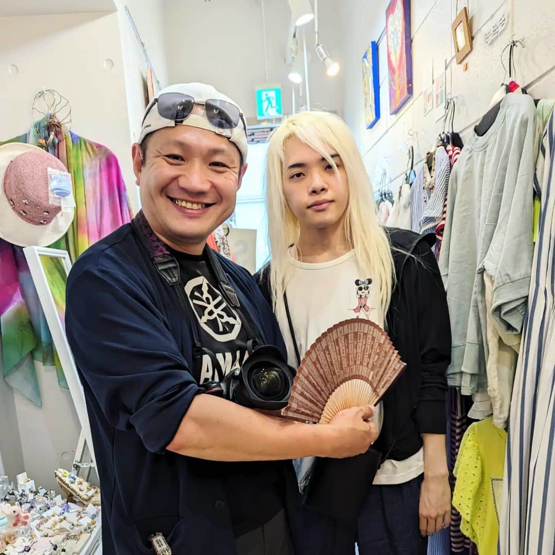 平井富子のインスタグラム：「平井さーん、食べて〜  と、Dくんと写真家のノブさんが、Canday appleのりんご飴を持って立ち寄ってくれました！ 美味しい〜ありがとう♥  ２人揃って会うのは、出版パーティ以来。 ３人で楽しく近況トーク。  また、ノブさんは、タイアップしている「いとがくも」ハンドメイド作家さんのオシャレなポーチを納品してくれました。とても使い勝手が良く可愛い〜  また、遊びに来てください〜」