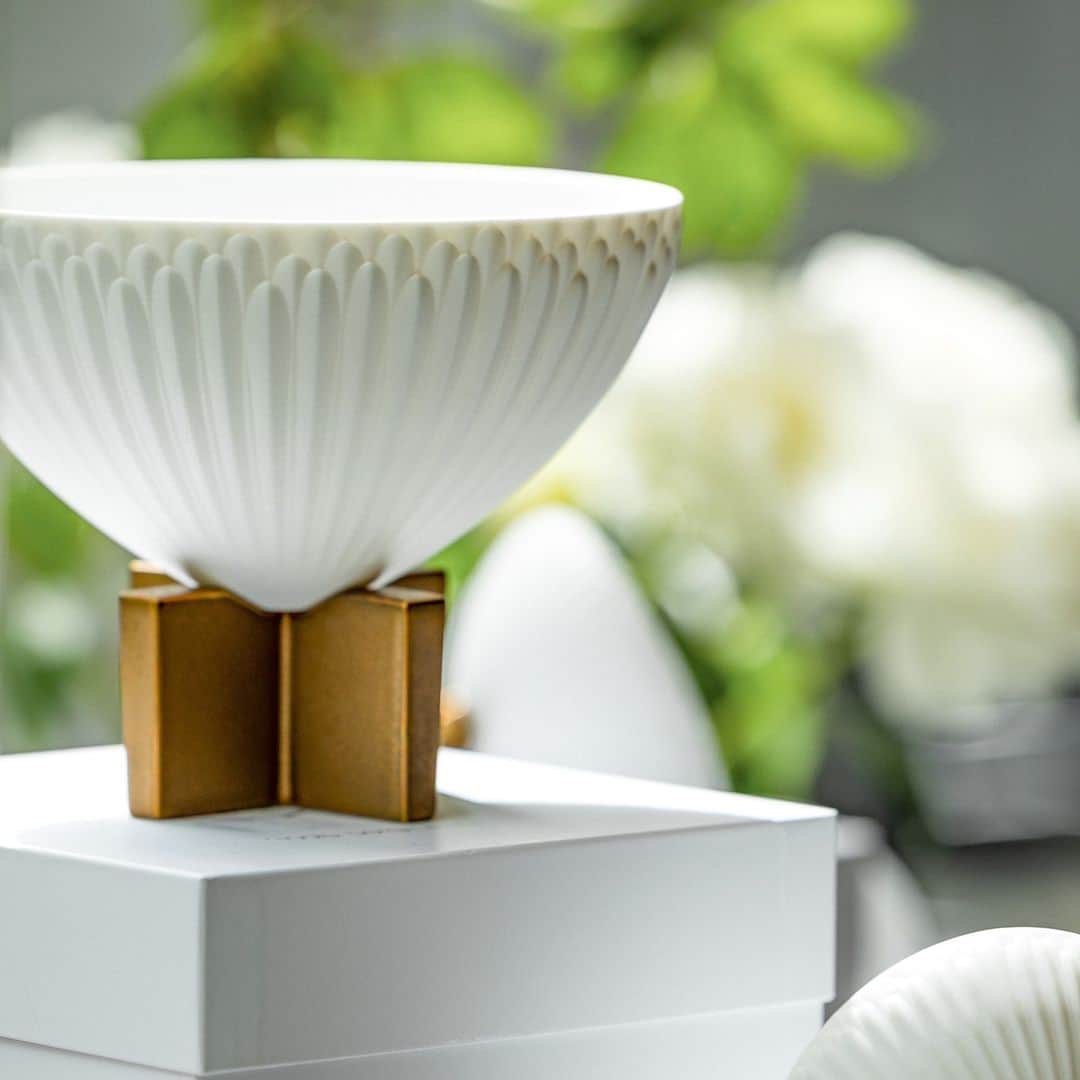 ニコライ・バーグマン・フラワーズ＆デザインさんのインスタグラム写真 - (ニコライ・バーグマン・フラワーズ＆デザインInstagram)「Deeply fascinated by traditional Japanese crafts, I've always admired the art of Aritayaki ceramics. I've designed the chrysanthemum vase showcasing its name-giving flower's delicate petals, paired with a golden stand, resulting in a timeless design.⁠ ⁠ The vase is available online and in selected Nicolai Bergmann Flowers & Design stores. ⁠ .⁠ .⁠ .⁠ .⁠ .⁠ #nicolaibergmann #flowerdesign #flowersathome #ニコライバーグマン #フラワーデザイン #フラワーアレンジメント #花のある暮らし #インテリアフラワー #니콜라이버그만 #꽃디자인 #꽃장식 #인테리어꽃 #floresencasa #blumendekoration」6月28日 17時10分 - nicolaibergmann
