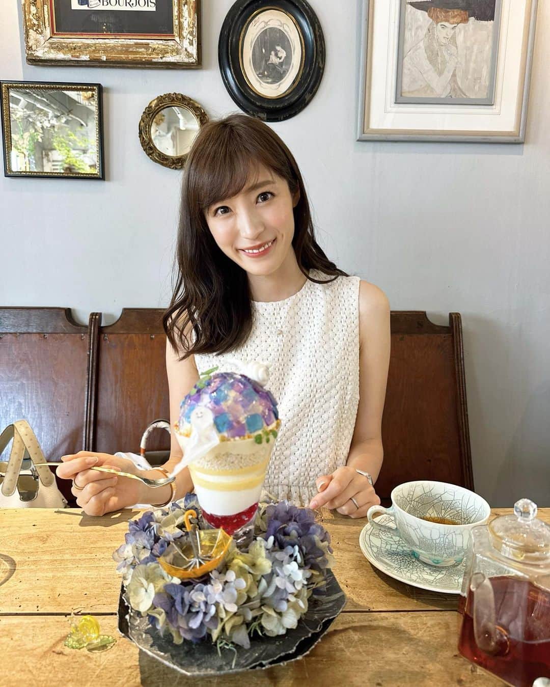 小林真由のインスタグラム：「1ヶ月以上前から約束してた佐彩とのパフェデート🍨🤍 初めての朝パフェ、もう本当に可愛くて美しくて芸術☂️‼︎ 食べるのが勿体無いねと言いながら気づけばペロリでした。 間違いなく今までで1番感動したパフェ、感激..🪻 ⁡ ⁡ 早めに行ってくれた佐彩、相変わらず優しい子です🥲 満たされた〜🩵 ⁡ ⁡ tops: #tsurubymarikooikawa  pants: #theory ⁡ #ファッション #コーデ #ママコーデ #女の子ママ #男の子ママ #ママライフ #コーディネート #４歳 #２歳 #二人育児 #パフェ #カフェ」