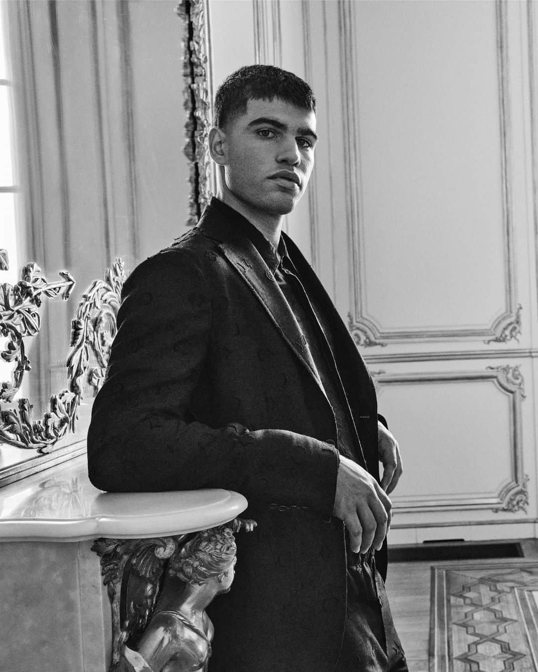 Vogueさんのインスタグラム写真 - (VogueInstagram)「In an announcement from @louisvuitton this morning, the French fashion house has named @carlitosalcarazz, the youngest-ever world number one in men’s singles tennis following his US Open win in 2022, as their newest ambassador - saying they are “delighted to welcome Carlos on this collaborative adventure ahead.” The news comes less than a week after Alcaraz reclaimed the world number-one title at the Queen’s Club Championships in London, the 20-year-old can add another string to his bow (or at least his racket). “For me, Louis Vuitton is really a brand that I have always looked to and when the opportunity to work with the team arose, it instantly felt like a perfect partnership,” says Alcaraz. “I was really invested from the start.” Tap the link in our bio to read more.   Above Carlos Alcaraz photographed by @studio_Jackson, Vogue, March 2023, swipe to see the latest image announcing Vuitton's newest ambassador.」6月28日 17時02分 - voguemagazine