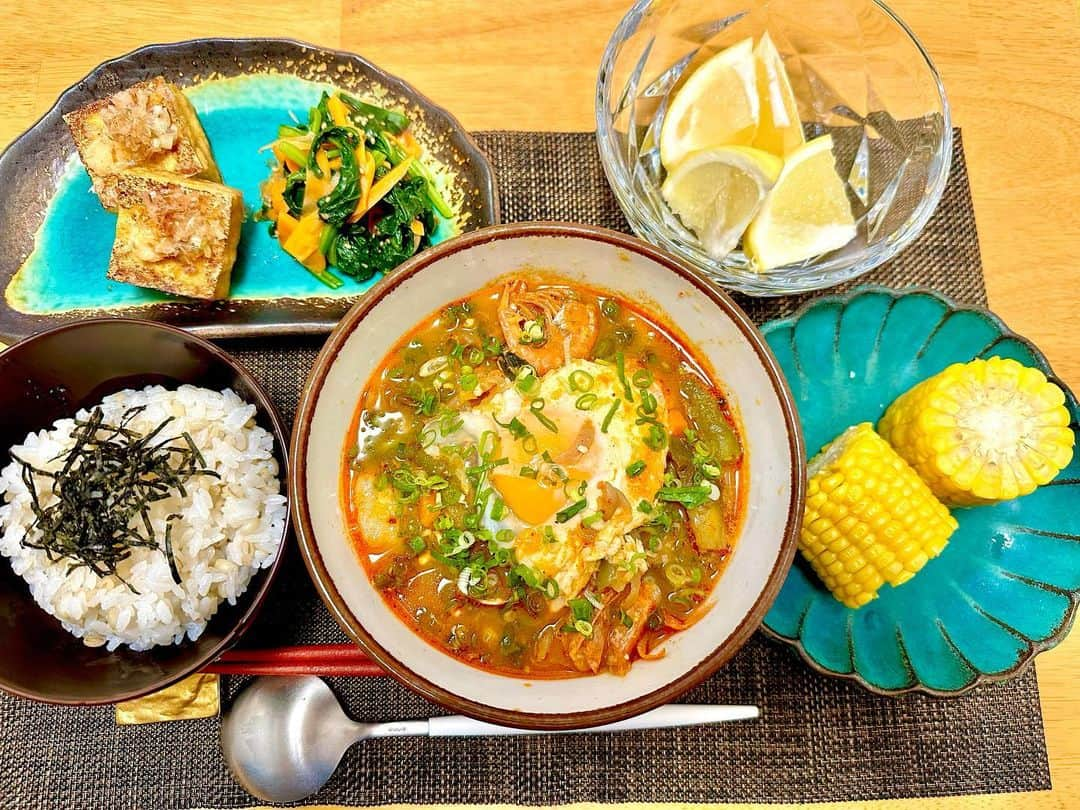 手島優さんのインスタグラム写真 - (手島優Instagram)「・　  てじご飯🍚 　  ・エビと野菜たっぷりスンドゥブ ・ほうれん草とにんじんの白だし和え ・厚揚げこんがり焼き ・茹でとうもろこし ・押し麦ご飯きざみのり乗せ ・グレープフルーツ  スーパーで生エビの特大パックがお得だったのでゲット🦐 煮込んでる時にエビ味噌もすり潰したのでスープにエビのお出汁がしっかり出ていて美味しかったです♪  #ご飯　#晩ご飯　#晩ご飯記録 #献立 #献立記録 #てじご飯　#メニュー　#スンドゥブ　#海鮮　#エビ　#あさり #野菜　#ヘルシー　#ほうれん草　#白だし　#押し麦　#厚揚げ」6月28日 17時03分 - tejimayuu0827