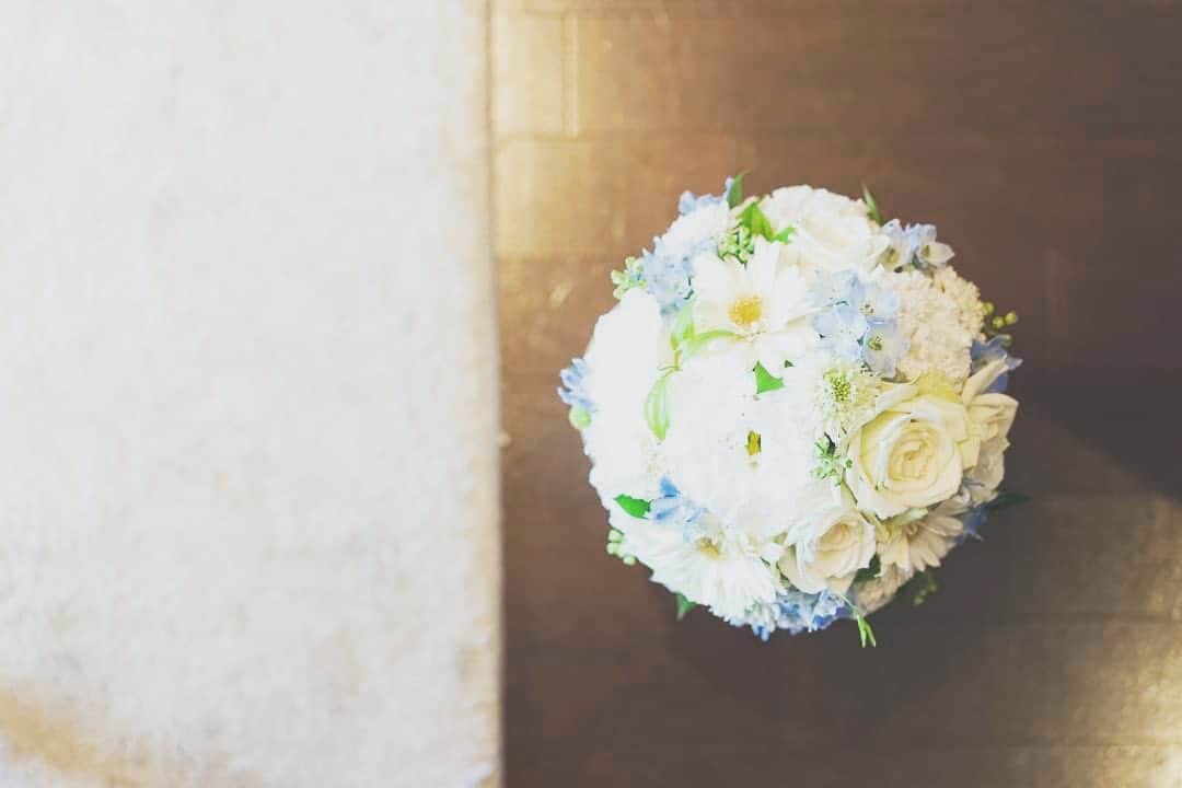カノビアーノ福岡のインスタグラム：「White × blue  洗礼された上品さと可愛さのあるブーケ  Blueは花嫁が持つと幸せになると言われる 『サムシングフォー』のうちのひとつ、 『サムシングブルー』の意味を込めることができるのも素敵です💐  #福岡　#結婚式　#結婚式場　#福岡結婚式場　#プレ花嫁　#ブーケ　#天神　#花嫁」