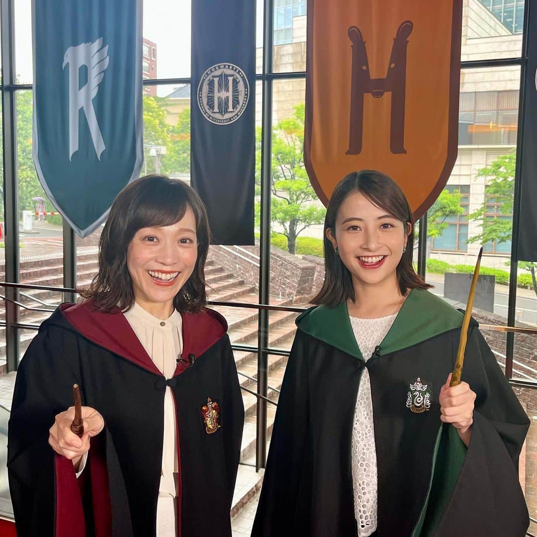 日比麻音子のインスタグラム：「江藤さんと❤️💚 久しぶりにお仕事ご一緒できて嬉しかった日！  江藤さんは、 赤坂のパワースポットだと思うほど お会いできると元気が出ます😌  TBSではハリポタウィークですよ〜🪄 スポット番宣も探してみてください〜  #江藤愛 センパイ #グリフィンドール わたしは #スリザリン #harrypotter」