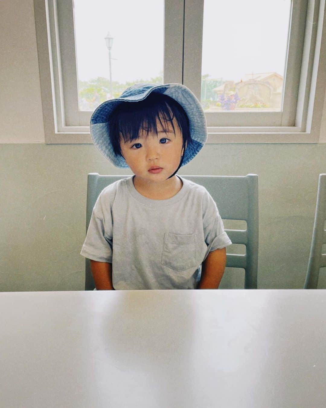 日下部ゆいこのインスタグラム：「. . 長男とは違って 帽子を嫌がらない次男。 帽子コーデ、可愛いですよね♡ . . 最後の一枚は 帽子は被らないけど ドーナツは被る長男。 . . #男の子#男の子ママ#男の子兄弟#5歳#2歳」
