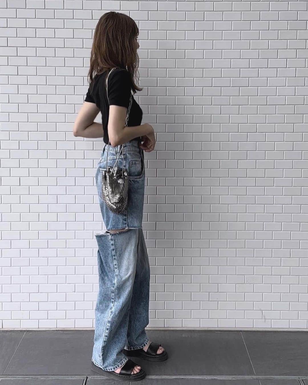 山本明果のインスタグラム：「⠀ ⠀⠀ ⠀ ⠀ ⠀ 📽️⛓️🪩 ⠀ ⠀ マーチンのサンダル好きすぎて何年も履いてる。 ⠀ ⠀ tops / #zara denim / #maisonmargiela  shoes / #drmartens  bag / #bigotre  ⠀ ⠀」