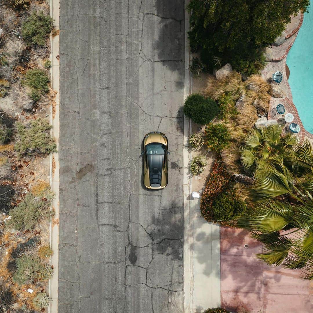 ランボルギーニさんのインスタグラム写真 - (ランボルギーニInstagram)「There are roads that are breathtaking to drive on, but there are others to create anew with Huracán Sterrato.    #Lamborghini #HuracanSterrato #BeyondTheConcrete  __  Huracán Sterrato: fuel consumption combined: 14,9 l/100km (WLTP); CO2-emissions combined: 337 g/km (WLTP)」6月28日 17時14分 - lamborghini
