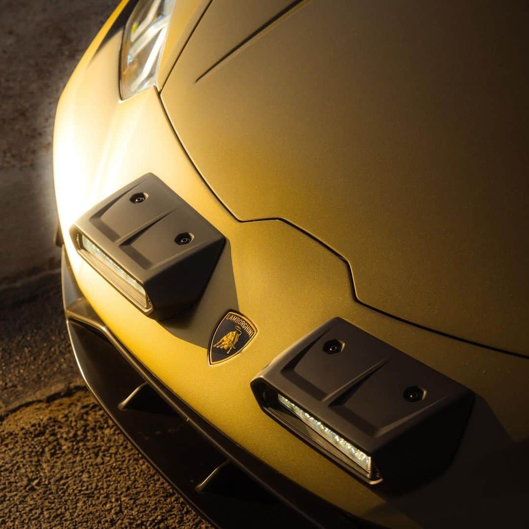 ランボルギーニのインスタグラム：「There are roads that are breathtaking to drive on, but there are others to create anew with Huracán Sterrato.    #Lamborghini #HuracanSterrato #BeyondTheConcrete  __  Huracán Sterrato: fuel consumption combined: 14,9 l/100km (WLTP); CO2-emissions combined: 337 g/km (WLTP)」