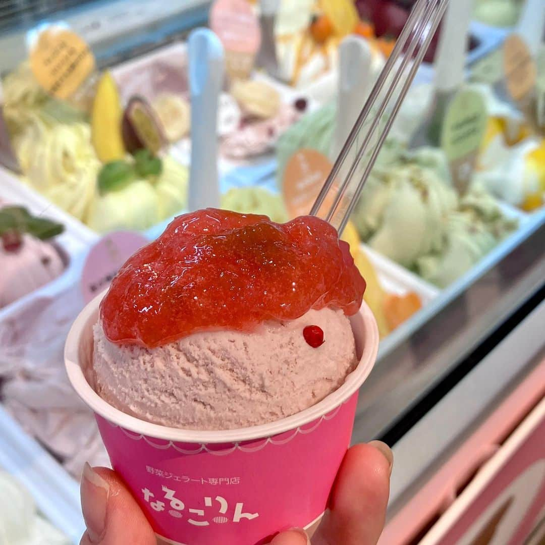 daimarusapporoさんのインスタグラム写真 - (daimarusapporoInstagram)「魅惑のアイス＆スイーツ大集合🍦❤ 7階 催事場で【夏のアイス&スイーツフェア】を開催中🍦  汗ばむ気温が続く札幌🥵 そんな時こそ楽しみたい、冷たくて甘～いスイーツが全国から大集合しました🎊  🍦アイス🍦 今回も初出店のショップが盛りだくさん！ 野菜を使ったジェラートにふんわりかき氷、おいしいミルクのソフトクリームまで❤ フレーバーもスタイルも個性豊かで、とってもワクワクします🥰  🍰スイーツ🍪 東京のティラミス専門店、推し活にもぴったりなクロッフル、プリンにカヌレにクッキーまで❤ こだわりのミルクを使ったヨーグルトなどのさっぱりスイーツも見逃せません👀  🍛スパイスフードも🔥 会場内では、冷たくて甘いアイスと一緒に楽しみたいスパイスフードも登場！ 金沢カレーでおなじみの〈ゴーゴーカレー〉(9枚目)、ヤンニョムチキンや胡椒餅といったエスニックフードも登場🔥 あまいと辛いの無限ループが皆さんをお待ちしています😎  ぜひ会場にお越しください🍰🍦🍛❤  【夏のアイス&スイーツフェア】 6月28日(水)→7月3日(月) 7階 催事場 午前10時〜午後8時 ※最終日は午後6時閉場  詳しくは、ハイライト(@daimarusapporo)から特設サイトをご覧ください🍦  【掲載画像】1枚目から ①左下から時計回りに 〈WAFLA クロッフル専門店〉推し活クロッフル 〈More Felicia〉大とろ牛乳 〈なかほら牧場〉自然放牧ソフトクリーム 〈パティスリーヤナギムラ〉ヤナギムラのフローズンしろくま 〈しまなみドルチェ〉ジェラート ②〈かき氷 旅どり〉いちごかき氷 ③ティラミス専門店〈BENE REGALO〉 ④〈野菜ジェラート専門店 なるこりん〉ルビーチョコレートと桃とルバーブのジェラート ⑤〈なかほら牧場〉自然放牧ソフトクリーム ⑥〈岩瀬牧場 牧場の恵〉水切り生ヨーグルト〜塩はっさく ⑦〈K.L.I.M〉オリジナル生黒ごま北海道ミルクソフトクリームミックス ⑧〈ジェニーベーカリー〉クッキー詰合せ ⑨〈ゴーゴーカレー〉ロースカツカレー ⑩〈DAEBAK KITCHEN〉キンパ、ヤンニョムチキン  #大丸札幌 #夏のアイススイーツフェア  #札幌スイーツ #札幌アイス #札幌ソフトクリーム #札幌かき氷 #ソフトクリーム #ジェラート #お取り寄せスイーツ #ゴーゴーカレー #札幌駅」6月28日 17時15分 - daimarusapporo