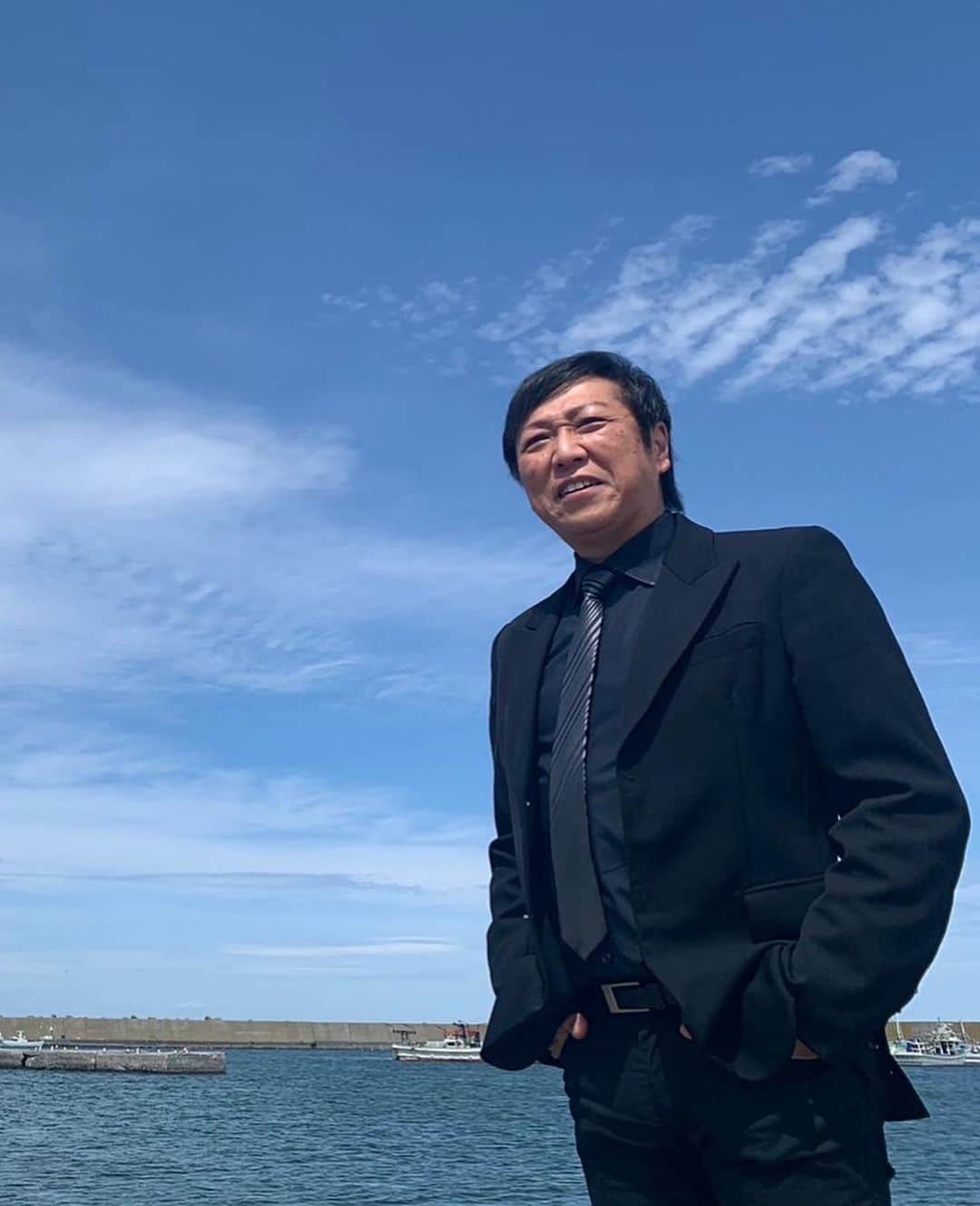 和田青児さんのインスタグラム写真 - (和田青児Instagram)「1年4か月ぶりに新曲が発売になります💿🎵  タイトルは『八雲の空』   この町との出会いは13年前になります。 ラジオの公開録音でのお仕事で伺った際 大自然と農業・漁業が盛んな町で、何より心温かい皆様との出会いが 印象的でした。   また 海が大好きな私にとって、 日本で唯一の日本海と太平洋と 二つの海を持つ町に魅力を感じ「いつかはこの町の歌を唄いたい」と思っていた中、 和田青児として25年間リリースした楽曲に、 ご当地ものが無いことに気付き、 今回初のご当地ソングが出来上がりました。  そしてこの度、 八雲町より  「まちづくり応援大使」を任命頂きました。  改めて人との出会い、 そして、 感謝の思いを胸に　　　精一杯、歌って参ります。  カップリング曲「明日の道」は我がファミリー　 　　【あまのじゃく】とのコラボ！！  歌との出会い、夢との出会い、 そして、 あきらめない心、 道は明日へつづく をテーマに作り上げた作品です。  和田青児・あまのじゃく　 一丸となって心ある歌を届けて参ります。  今後とも応援の程、何卒宜しくお願いします。  　　　　　　　　　　　　　　　　　2023年6月  　　　　　　　　　　　　　　　　　　　　和田青児」6月28日 17時17分 - seiji__wada