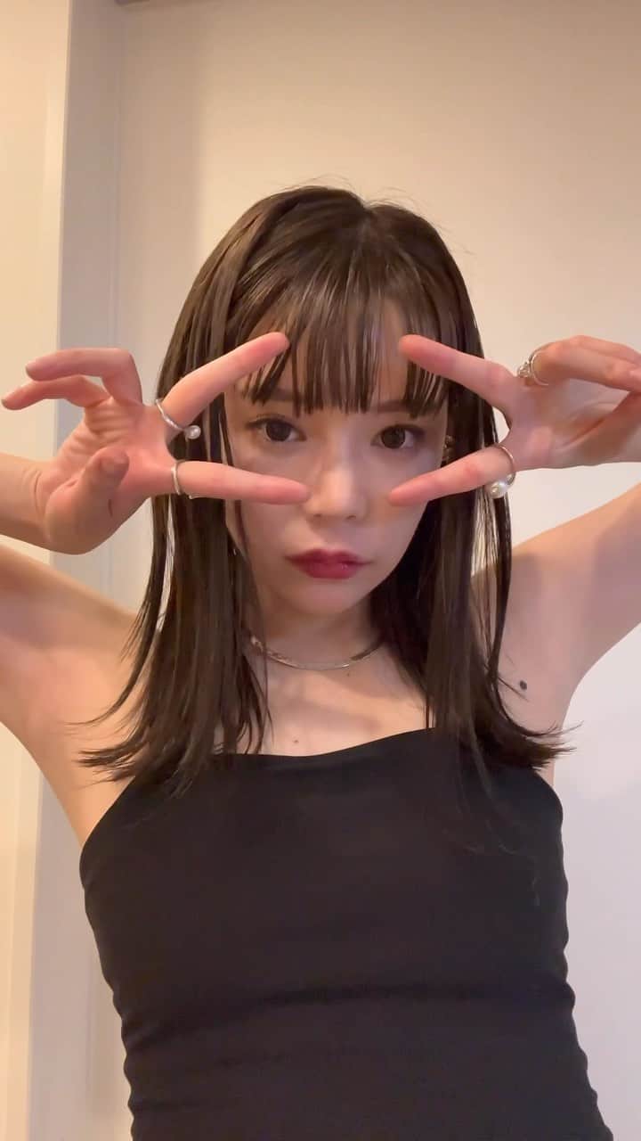 林田沙綾のインスタグラム：「new hairちょろっとストーリーにのせたら びっくりするくらいみんなからの 反応よくて嬉しい @i_am_koki666 は天才なの〜 青みっぽい暗めカラーにしてもらった🫶🏻 オシャレぽく見えるカラーにしてくださいで このカラーだよ！すごいよね🥺お気に入り @poppins_tokyo だいすき〜 カットもかわいくしてもらって 大満足〜  #color  #表参道 #オシャレカット」