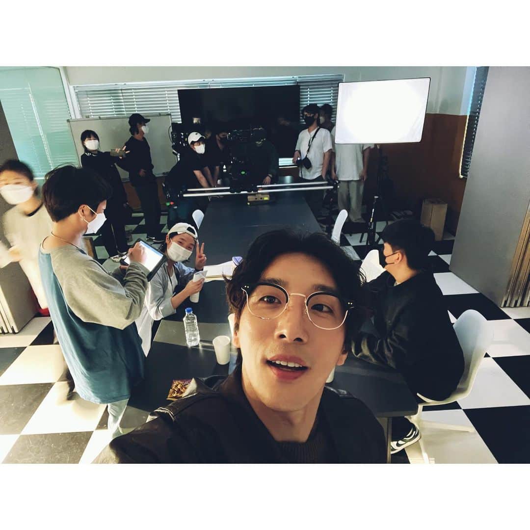 トン・ヒョンべのインスタグラム：「2022년 4월 봄의 시작과 함께 촬영했던 우리 작품 #로맨스바이로맨스 오늘 다 오픈 되었어요~ 좋은 사람들과 함께 한 작품이라 아직도 따뜻한 추억 뿐입니다. 이쁜 글 써주신 작가님! 그리고 날 믿어준 감독님! 현장에서 고생하면서 웃음 잃지 않았던 모든 스텝분들 고마워요!! 그리고 매 씬 마다 즐겁게 촬영했던 진우, 훈이, 은비 너희들 덕분에 재밌었어! 그리고 웅규도! 모두들 고생 많으셨어요~ #로맨스바이로맨스 를 보시는 모든 분 들도 마음 한 켠에 따뜻함과 설레임을 간직하셨음 좋겠습니다. 그럼!! 난 또 보러가야지~~~😁😁😁😁😁😁😁😁😁」