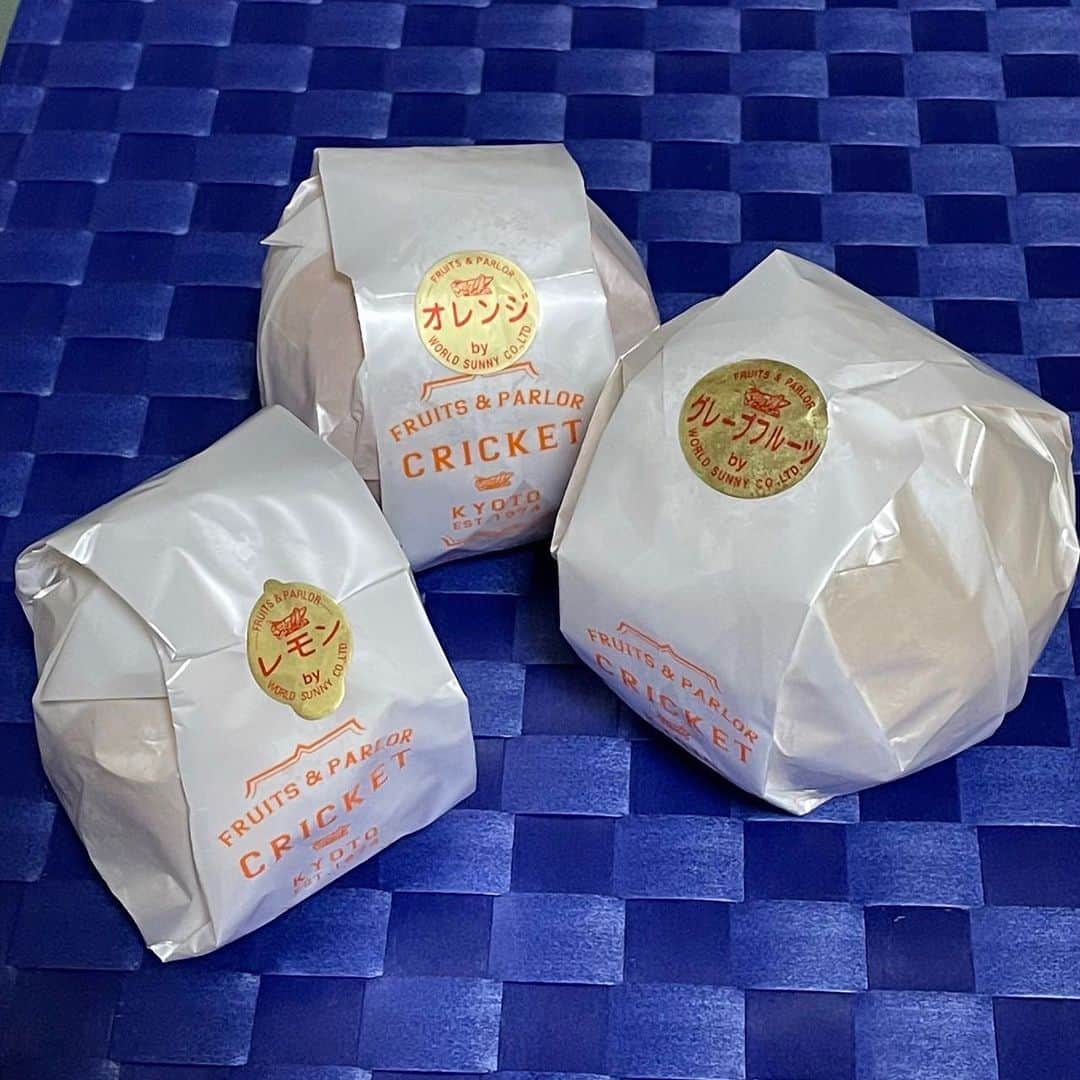 のインスタグラム：「大好きなクリケットのゼリー💕 これだけは、お腹がいっぱいでも食べる❗️❗️ 夏が来た🌻って感じ💕  今回配信のYouTube『モモコ新聞』は、コメント欄に寄せたれた質問に質問にガチでお答えします💕 マネージャーを怒った時のまさかの真相も…😳 まだまだ、質問お待ちしてますよ〜💕  #ハイヒールモモコ #👠 #👠🍑 #CHANEL #シャネラー #グルメ #アメブロ  #YouTube #モモコ新聞 #質問にお答えします #クリケット #ゼリー #京都 #夏が来た」