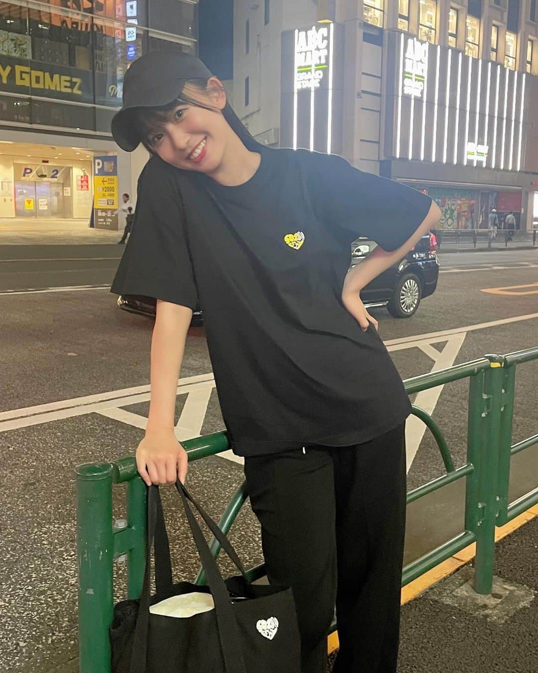志田音々さんのインスタグラム写真 - (志田音々Instagram)「502EASY ✖️ 志田音々 コラボTシャツ、バッグ  ゲットしていただけたかな💭  ご予約できるのが、本日の24:00までとなっております☺︎ 男女ともに使っていただけるデザインです🍀」6月28日 17時28分 - shida_nene0715