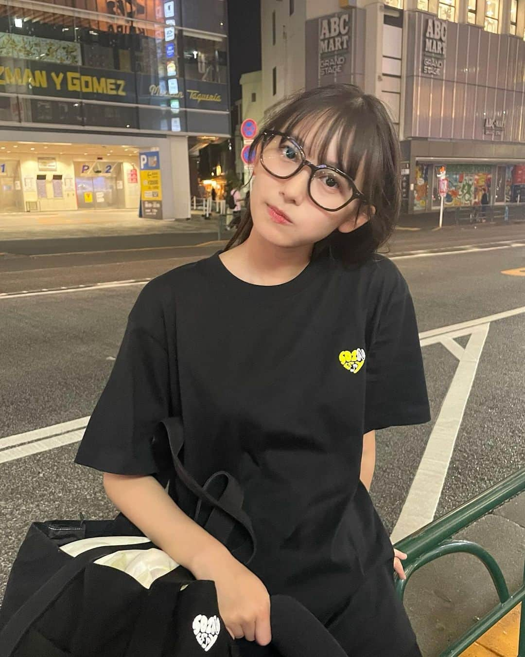 志田音々のインスタグラム：「502EASY ✖️ 志田音々 コラボTシャツ、バッグ  ゲットしていただけたかな💭  ご予約できるのが、本日の24:00までとなっております☺︎ 男女ともに使っていただけるデザインです🍀」