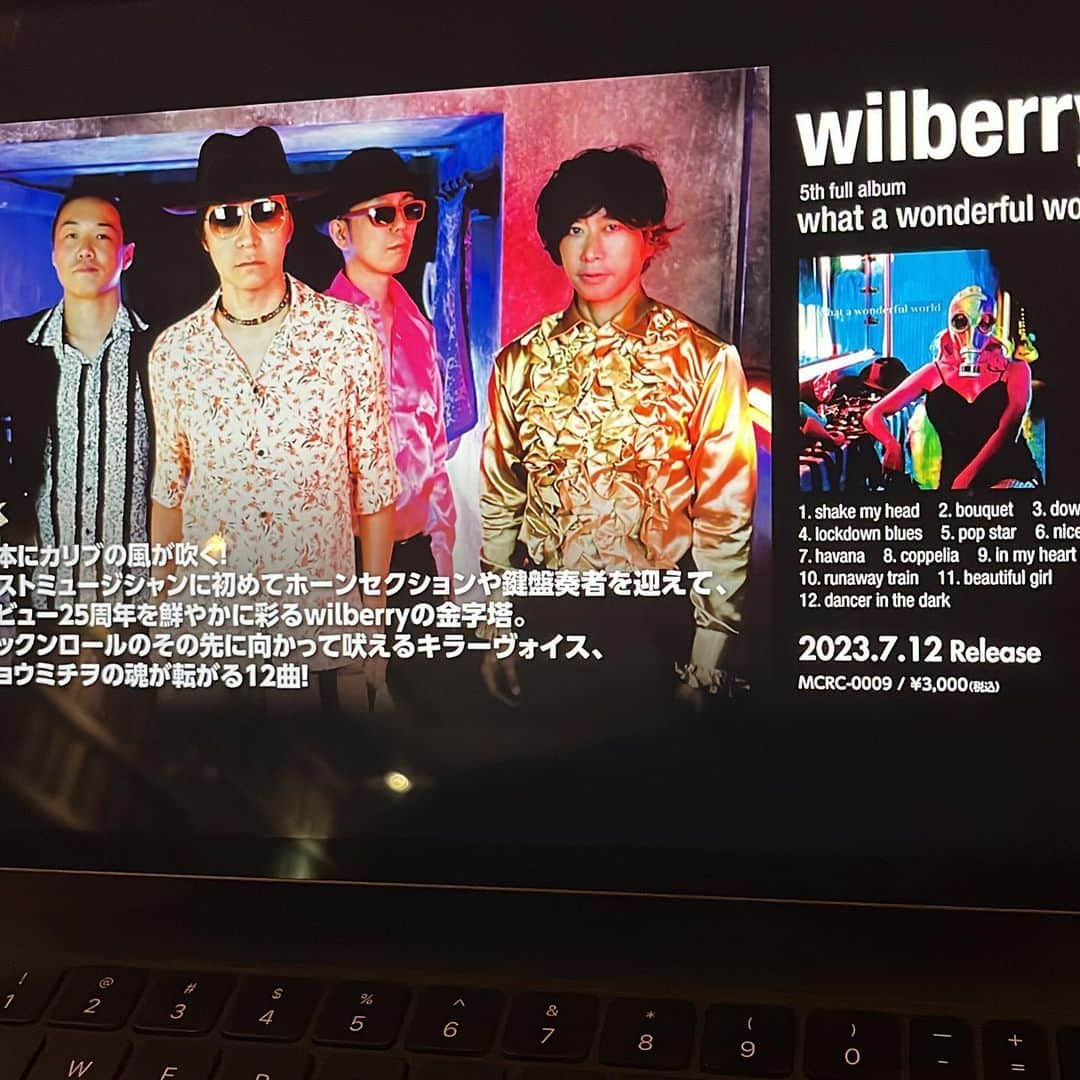 のインスタグラム：「wilberryの新作。 ボーカルのジョウくんが送ってくれたのを聴いてる。曲も最高だけど同世代のバンドががんばっているのはそれだけで嬉しい。いいバンドだなー。個人的に彼らは日本のプライマルスクリームだと思ってます。いつかまた対バンしましょう。リリースおめでとう。  #wilberry #ジョウミチヲ」