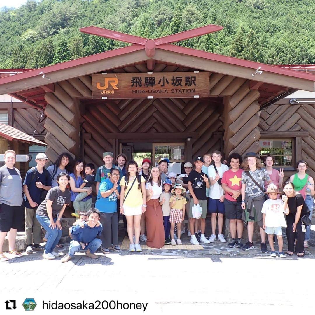 Gero City【下呂市公式アカウント】さんのインスタグラム写真 - (Gero City【下呂市公式アカウント】Instagram)「#Repost @hidaosaka200honey with @use.repost ・・・ 15 students and teachers from Utah came to Hida-Osaka from June 23 to 25, 2023. I organized the homestay and the local school visit and everything went well thanks to the people who supported and participated in this program and I can't thank them enough.  All 13 students and 2 teachers did the homestay with families in Gero and Takayama and they spent a wonderful time with each host family. I am so grateful that I didn't have much difficulty with finding host families that many people volunteered to do it, which I think is amazing! I hope I did something to impact someone's life in a way I could, and I look for the way to continue this work. Thank you again for everyone I met for these 3 days. 4年ぶりにユタ州高校生のホームステイプログラムを実施しました。2018年、2019年と続けたこのプログラムはコロナで中断を余儀なくされましたが、こうして再開できたことに感謝しかありません。今年は駅のお迎えに地元の人が来てくれたり、下呂市長が励ましの言葉をかけに小坂中に来てくださったり、小坂中で1日学校体験をさせてもらったり、最終日はたくさんのホストファミリーが解散後も残って高校生と遊んで駅で見送りまでしてくれたり、いつも以上に濃い時間を過ごすことができました。最後は大人も子供もみんな涙が止まらないお見送りタイムでした。 今回ご協力いただいた皆様、本当にありがとうございました！ #飛騨小坂 #小坂町 #下呂市 #高山市 #ホームステイ #ホストファミリー #ユタ州 #日本語 #英語ガイド #全国通訳案内士 #国際交流 #飛騨小坂駅 #交換留学 #がんだて公園 #巌立峡 #小坂の滝 #小坂の滝めぐり #gero #takayama #gerostagram #ruraljapan #japantrip #hidatrip #gogifu #学校体験 #留学 #草の根国際交流 #民間交流 #utah」6月28日 17時29分 - gerostagram