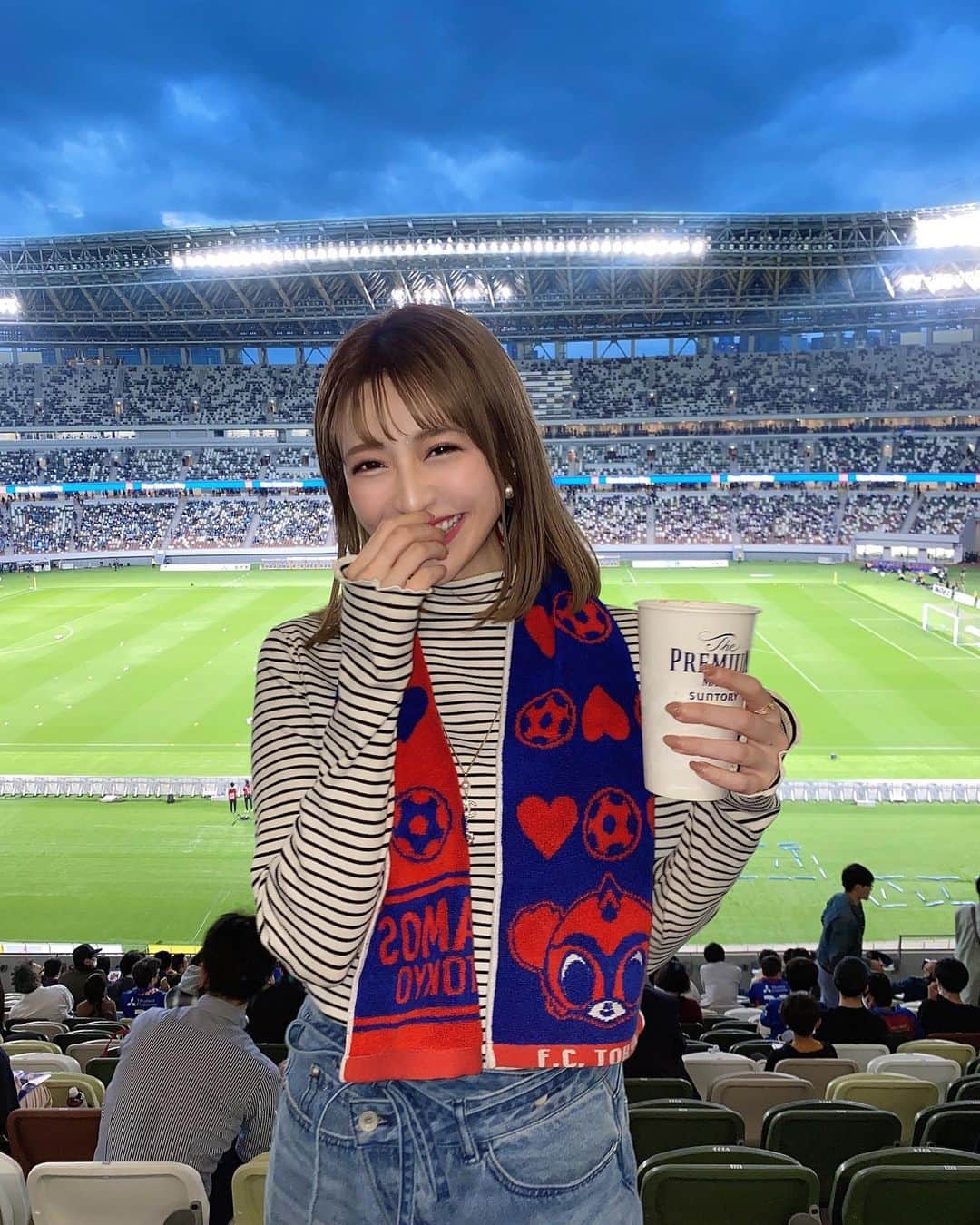 新部宏美のインスタグラム：「サッカー大好き夫婦✖️2 と今年もサッカー観戦⚽️🩵  多摩川クラシコ🎆 スタジアムの演出もすごかった〜😆」