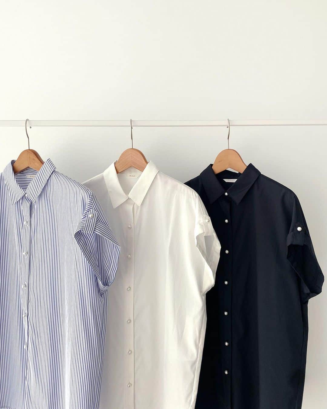 Techichiさんのインスタグラム写真 - (TechichiInstagram)「【Pearl Button Shirt】 パールボタンが品よく映えるシャツは様々なシーンにフィットする万能トップス。 袖口のターンバックデザインがスタイリング全体をこなれた印象に導いてくれます。 ⁡ ⁡ ⁡ ⁡ ・Shirt ￥6,930（tax incl.）_№1712035 off-white/blue/black ⁡ ⁡ ⁡ ⁡ ※商品タグの付いていないアイテムも順次オンラインショップで販売いたします。 ⁡ ※商品画像は、撮影環境やご利用のPC・スマートフォンのモニター環境などにより実物と色味に差異がある場合がございます。 ⁡ ===================================== ⁡ #techichi #テチチ #オフィスカジュアル #お仕事を楽しく #大人カジュアル #働く女性 #オトナ女子 #オンオフ兼用 #パールボタン #パールボタンシャツ #夏のブラック  #canshopig」6月28日 17時40分 - techichi_official