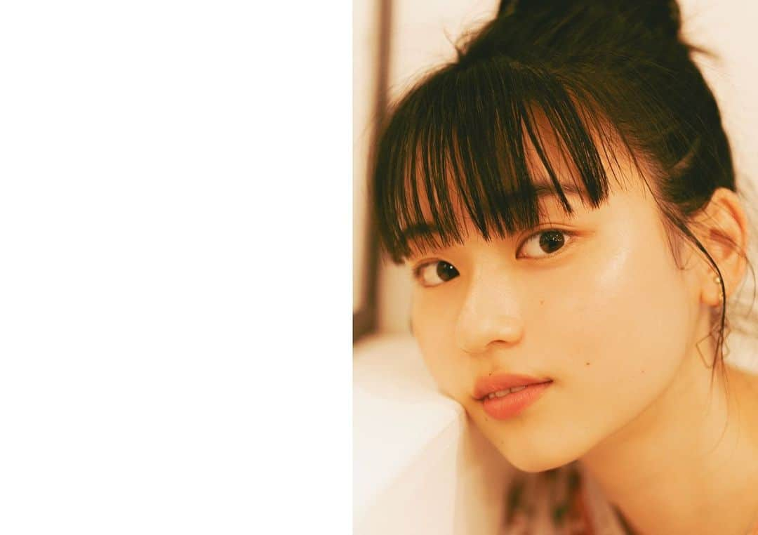 武井宏員さんのインスタグラム写真 - (武井宏員Instagram)「ENCOUNTER MAGAZINE  #君と1キロ　菊池日菜子  今回は日本アカデミー賞を受賞した女優の菊池日菜子さんと散歩しました。　@kikuchihinako_official   事前準備ではただただ明るくずっと楽しく会話をしていたけど、カメラを持った瞬間、雰囲気が急変して鳥肌が立ったのを鮮明に覚えている。  普段は音楽と撮影するのが好きだけど、この日は無音で雨を肌に感じながら静かに撮影したくなる気分に…  いつも全力で避けたくなる雨の日も、この撮影でとても好きになった。  数時間の散歩で見せる日菜子ちゃんの表現…是非見てほしい。  https://encounter.curbon.jp/special/kimito1km-kikuchihinako/  Photographer: @take1official  Hair Make: @anr1106  Stylist: @eiji.stylist」6月28日 17時44分 - take1official