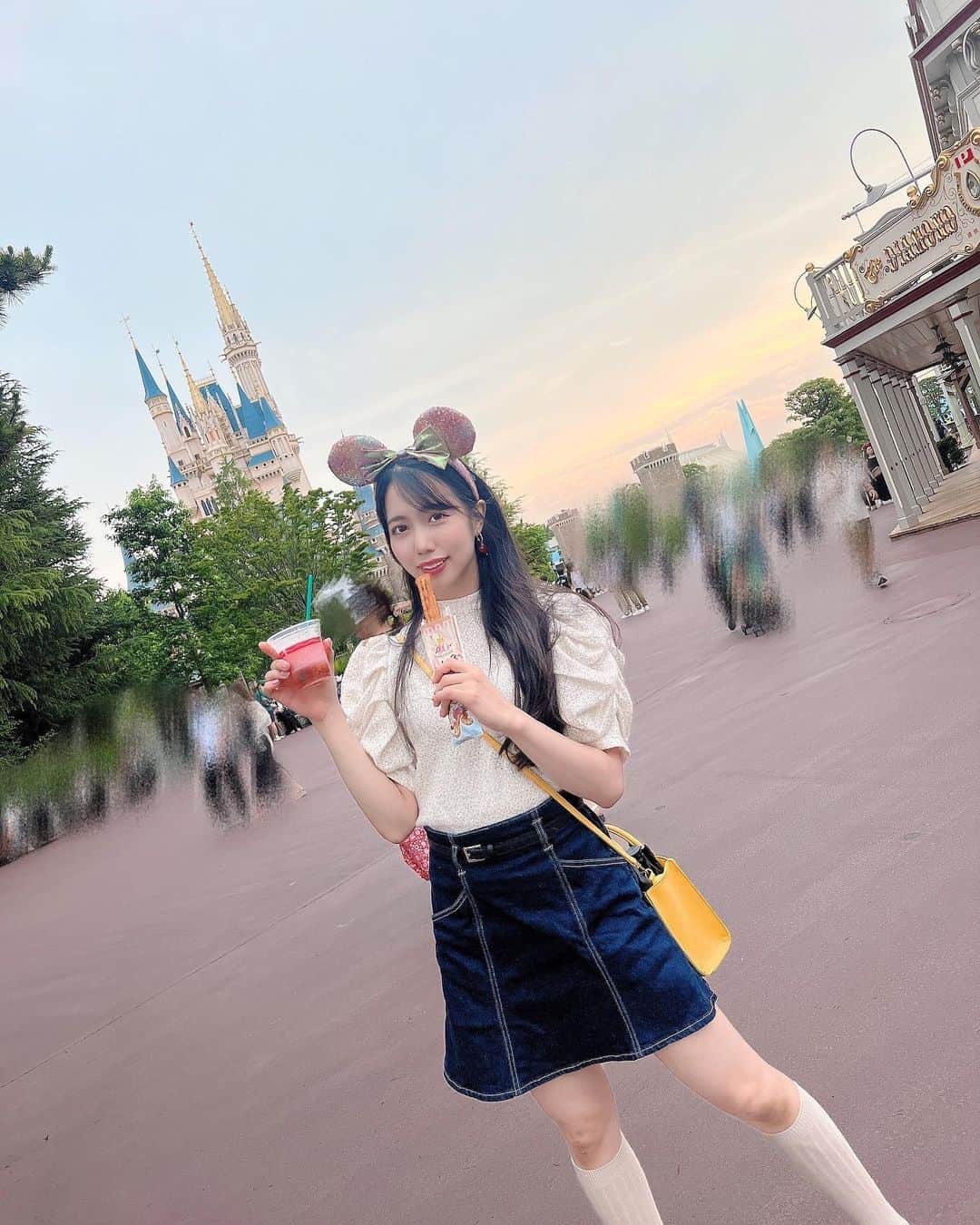 南まゆのインスタグラム：「♡ Disney land 40周年🥳🌈🏰💖 . #ディズニーランド #ディズニー40周年 #ディズニーコーデ #ミニーカチューシャ #カチューシャ」