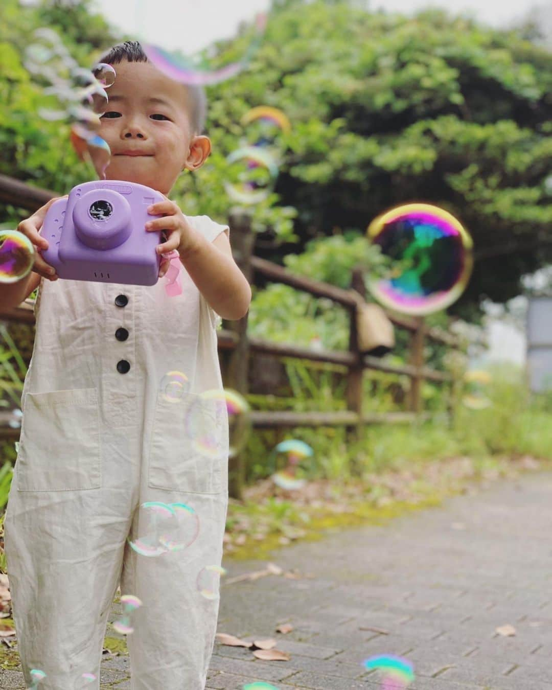 鬼辻麻衣さんのインスタグラム写真 - (鬼辻麻衣Instagram)「🐙  大阪に戻ることが決まって バタバタと過ぎた1ヶ月🌪️ 遂に明後日、お引越し📦✈️  鹿児島での生活もなんだかんだで充実していて、 出会う人みんな優しくてあったかくて とにかくどこに行っても居心地が良かったから 離れるのが寂しい🥲  3年間、鹿児島でのんびりと子育てができて良かった☺️💕  鹿児島のお友達のみなさん、またすぐに会いましょう🫶 大阪のお友達のみなさん、７月からお誘い待っております🫶  #鹿児島　#慈眼寺公園　#紫陽花 #鹿児島紫陽花」6月28日 17時50分 - kitsumai