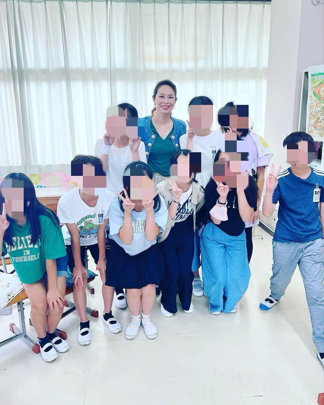 翠千賀のインスタグラム：「小学校での職業講和。 可愛らしい質問、意欲に溢れた質問、んー。と考えさせられた質問。  きらきらと輝く未来ある子供達。 頑張って！！！  #職業講和 #小学校 #夢 #講演 #歌手として #オペラ歌手として #先生」