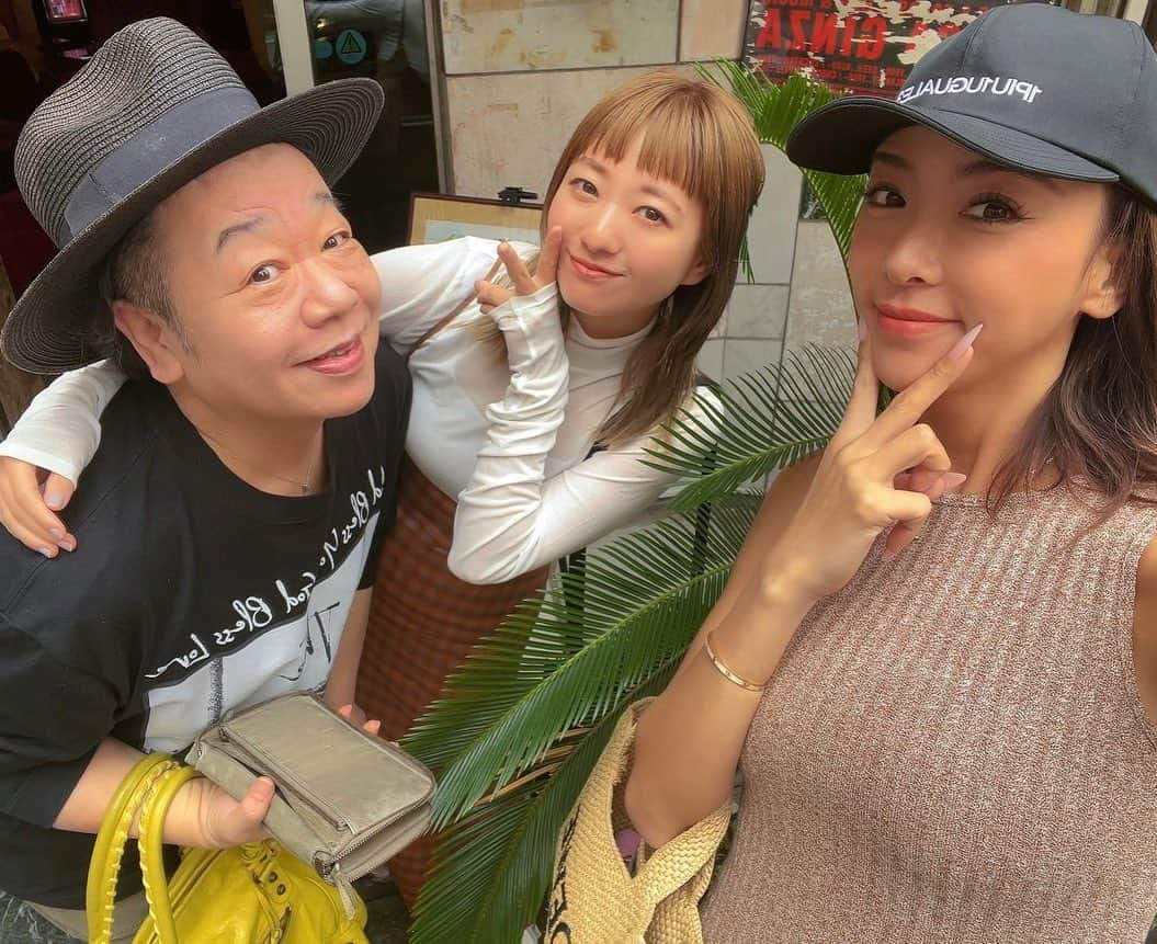 しげるちゃんのインスタグラム：「ちょっと前ですが、随分と久しぶりにSANA&千晃と3人LUNCH🍔🥤 お仕事合間の貴重な勉強時間。いろんな情報交換が出来る時間です『美容』『フェムテック』『健康』『海外トーク』あっという間で時間が足りなかったけど、足りない分は次回に持ち越しです😘大好きなHawaiiに本店があるベトナム料理thepigandtheladyのチキンフォー　 美味しいけど、これだけだと夜までには確実にお腹すきます（笑） @kikichiaki Hawaiiをfavorite してきてね🌴🌊 #伊藤千晃 #genking #thepigandthelady #hawaii #恵比寿 #ベトナム料理 #フォー #バインミー #しげるグルメ #lunch #aloha」