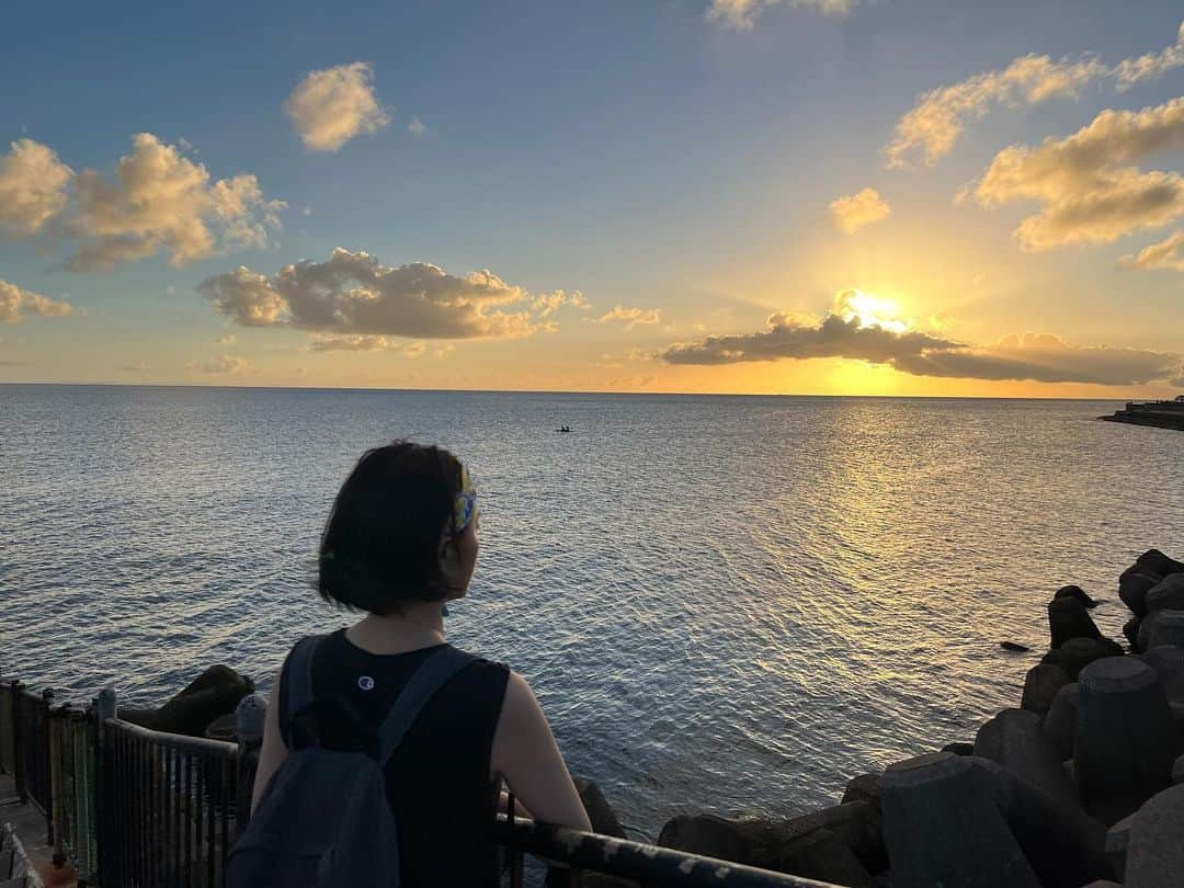 南早苗のインスタグラム：「夕陽を眺めると気持ちがリセットされる。 すでに沖縄ロス😭  #沖縄　#宮城海岸　#思い出の場所　#北谷町　#北谷町砂辺　#サンセット　#夕陽　#サンセットスポット　#旅　#trip  #okinawa #沖縄ロス　#梅雨明け」