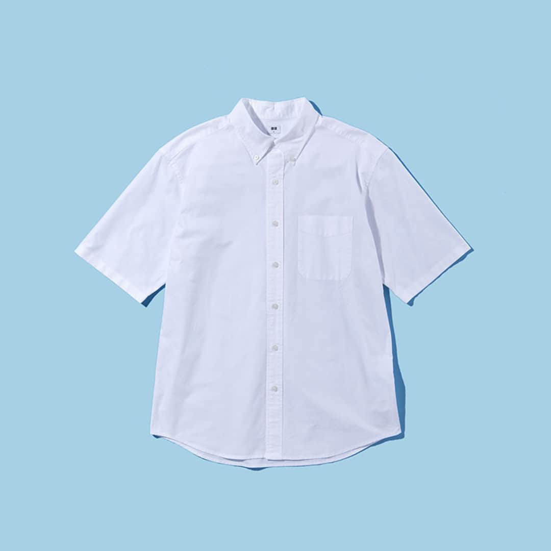 UOMOさんのインスタグラム写真 - (UOMOInstagram)「【大人のユニクロ】 夏の3大定番トップスの選び方＆着こなし方  ■UNIQLO｜Oxford Short Sleeve Shirt プレッピーなデニムスタイルの羽織りに白BDシャツを  グレーの霜降りＴシャツに濃色デニムのタックインスタイルがベース。ローファーやトートバッグ、襟元にスカーフ風に巻いたバンダナなど小物で味付けしてプレッピーな着こなしに。白のオックスフォードBDシャツを羽織ることでトラッド感が強調され、クリーンな印象もプラスできる。シャツのフロントを閉じて、タックインしてもいい。かっちり見せたいならタックイン、抜け感を演出したいときは羽織りでと、TPOに合わせて着回したい。  #UNIQLO #ユニクロ #シャツ #コーディネート #uomo #uomo_magazine #webuomo」6月28日 18時02分 - uomo_magazine